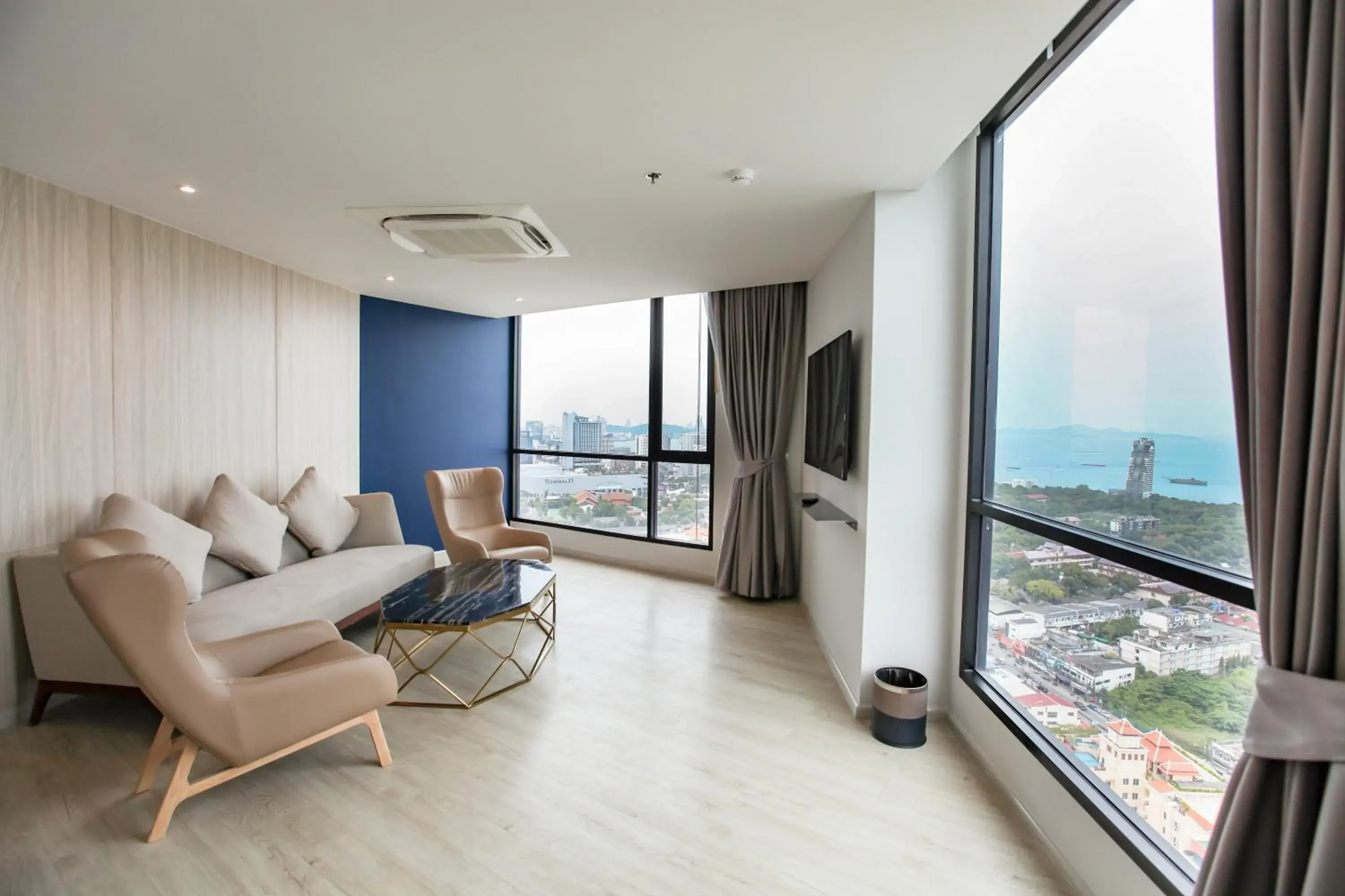 Living room in Brighton Grand Hotel Pattaya - SHA Extra Plus