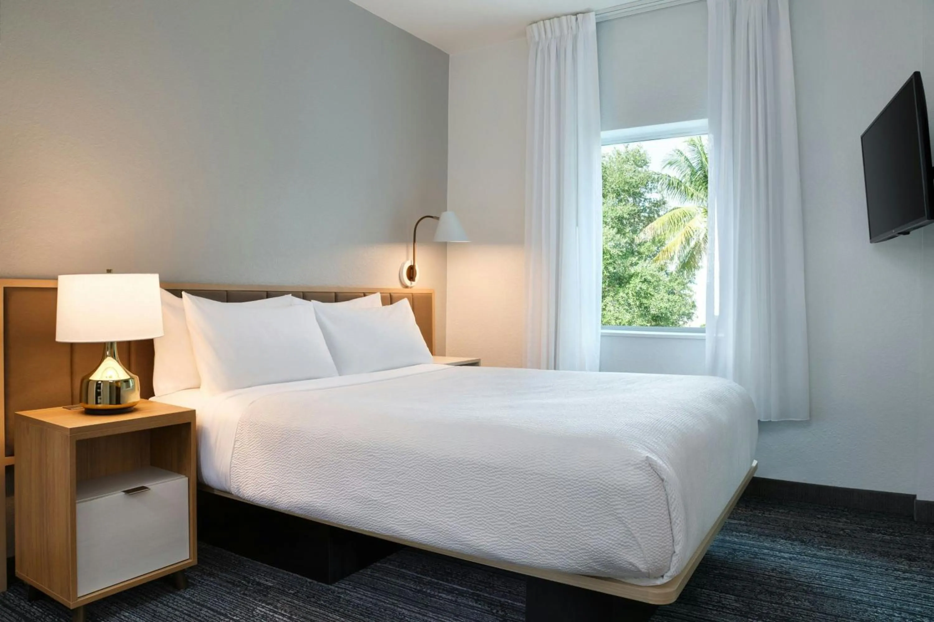 Bedroom, Bed in TownePlace Suites Fort Lauderdale West