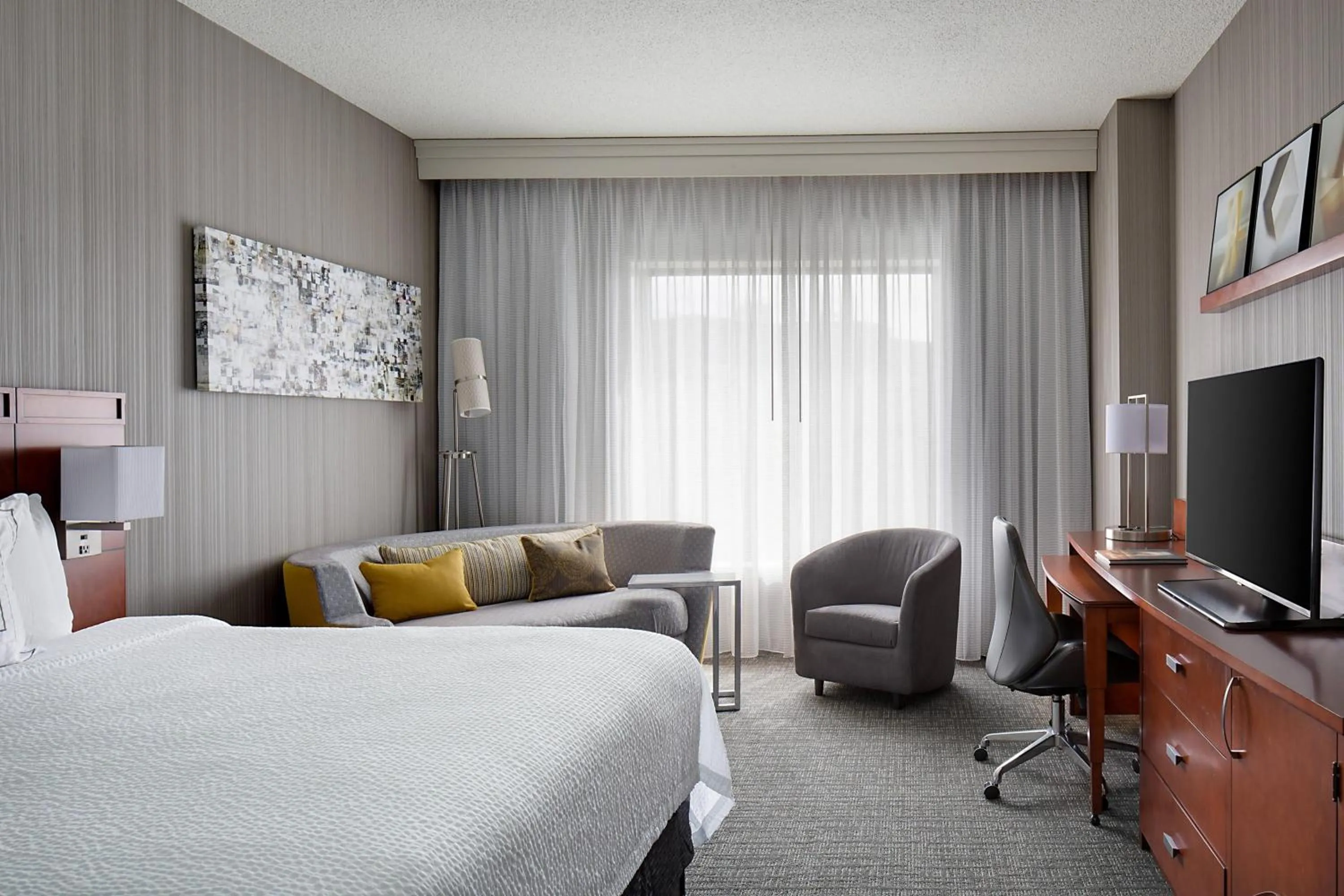 Photo of the whole room, Bed in Courtyard Grand Rapids Downtown