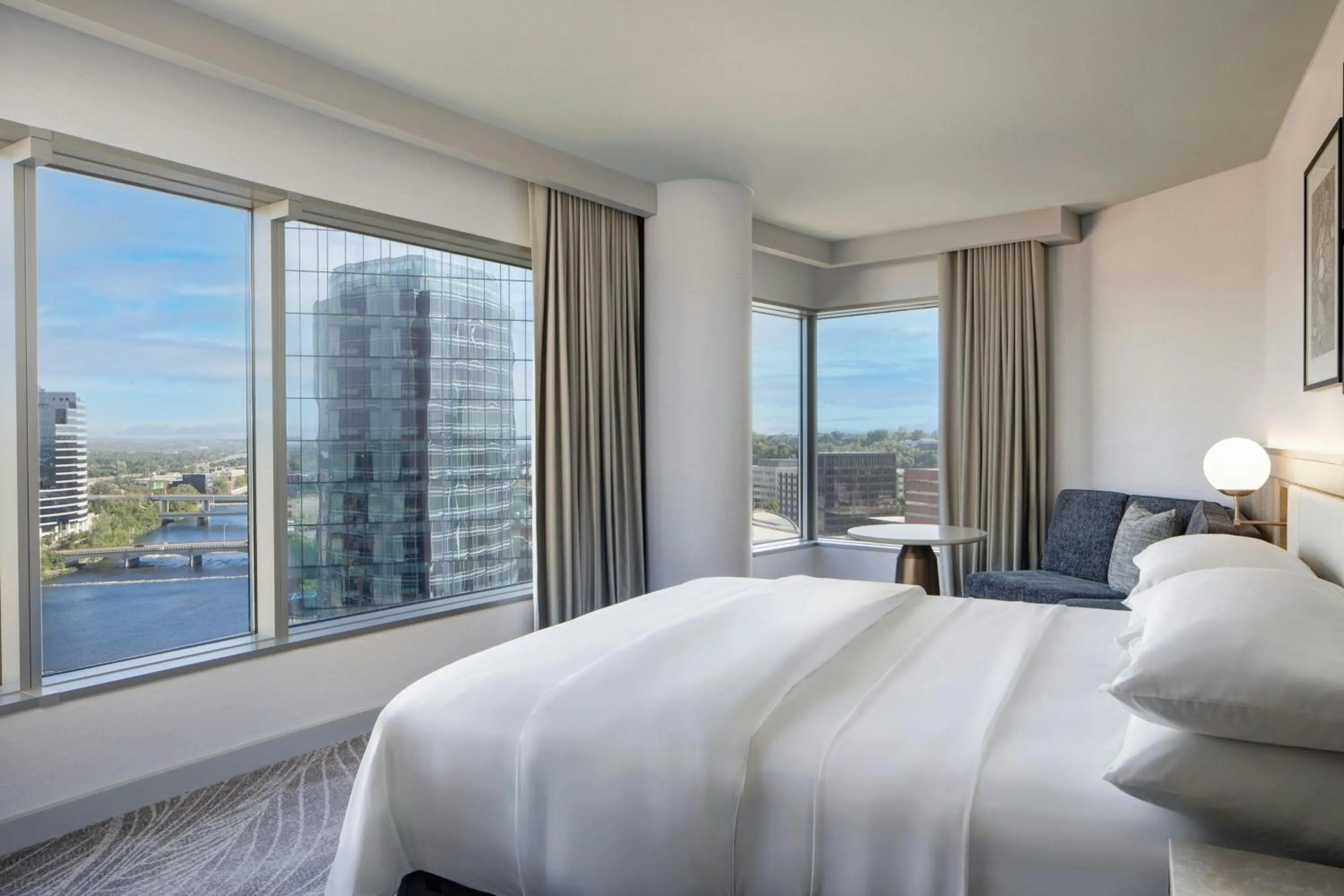 Photo of the whole room, Bed in JW Marriott Grand Rapids