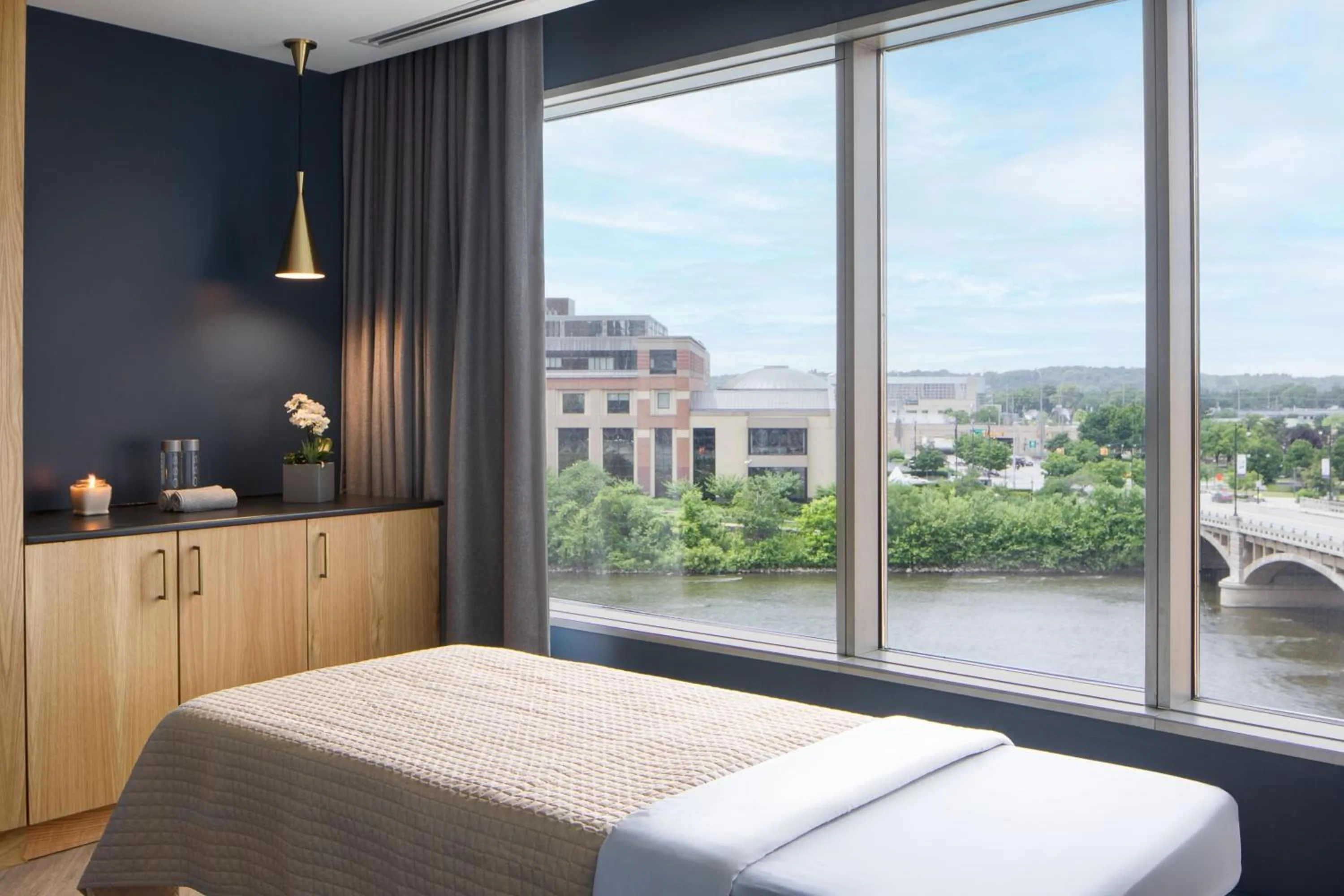 Spa and wellness centre/facilities, Bed in JW Marriott Grand Rapids