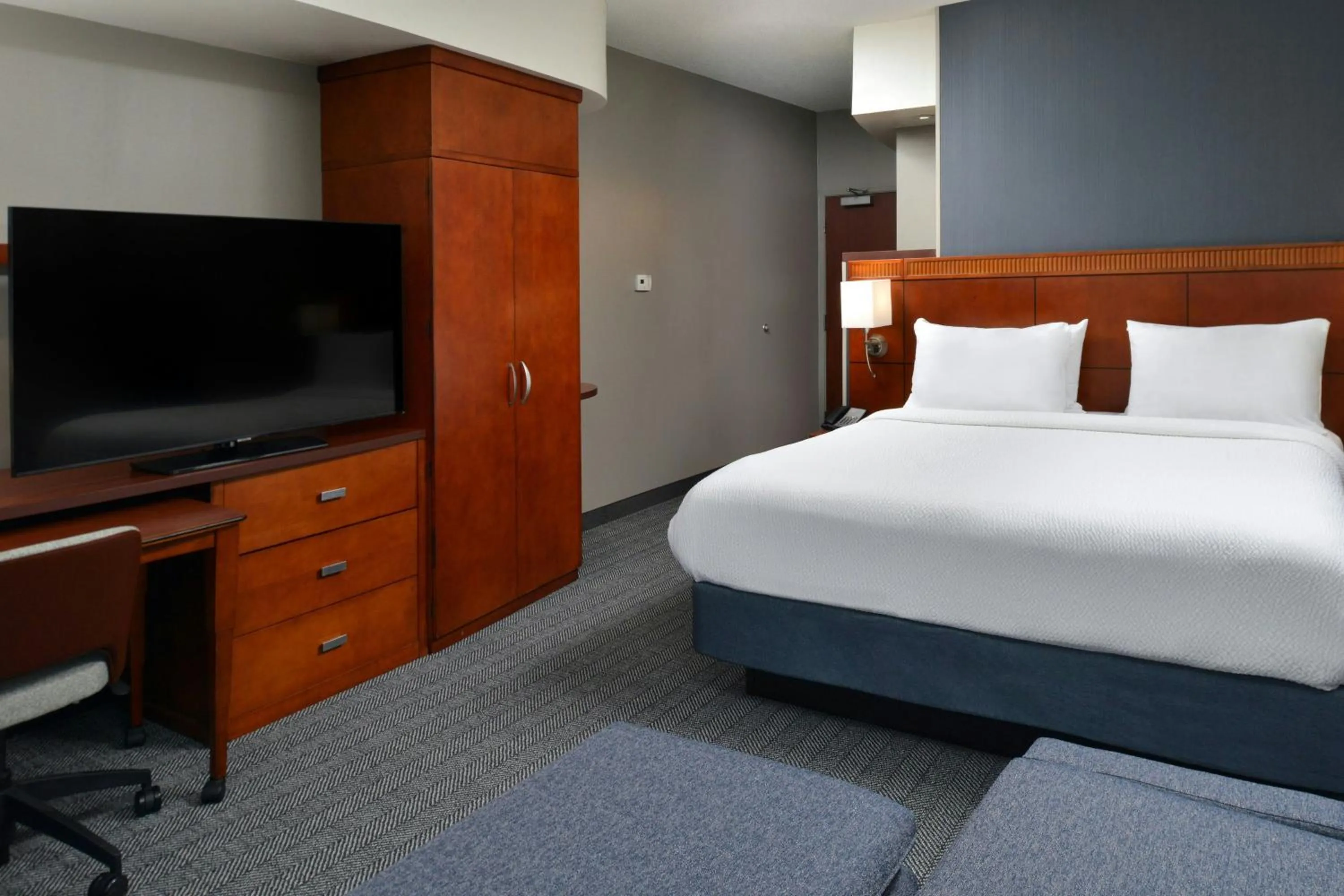 Photo of the whole room, Bed in Courtyard by Marriott Harrisburg Hershey