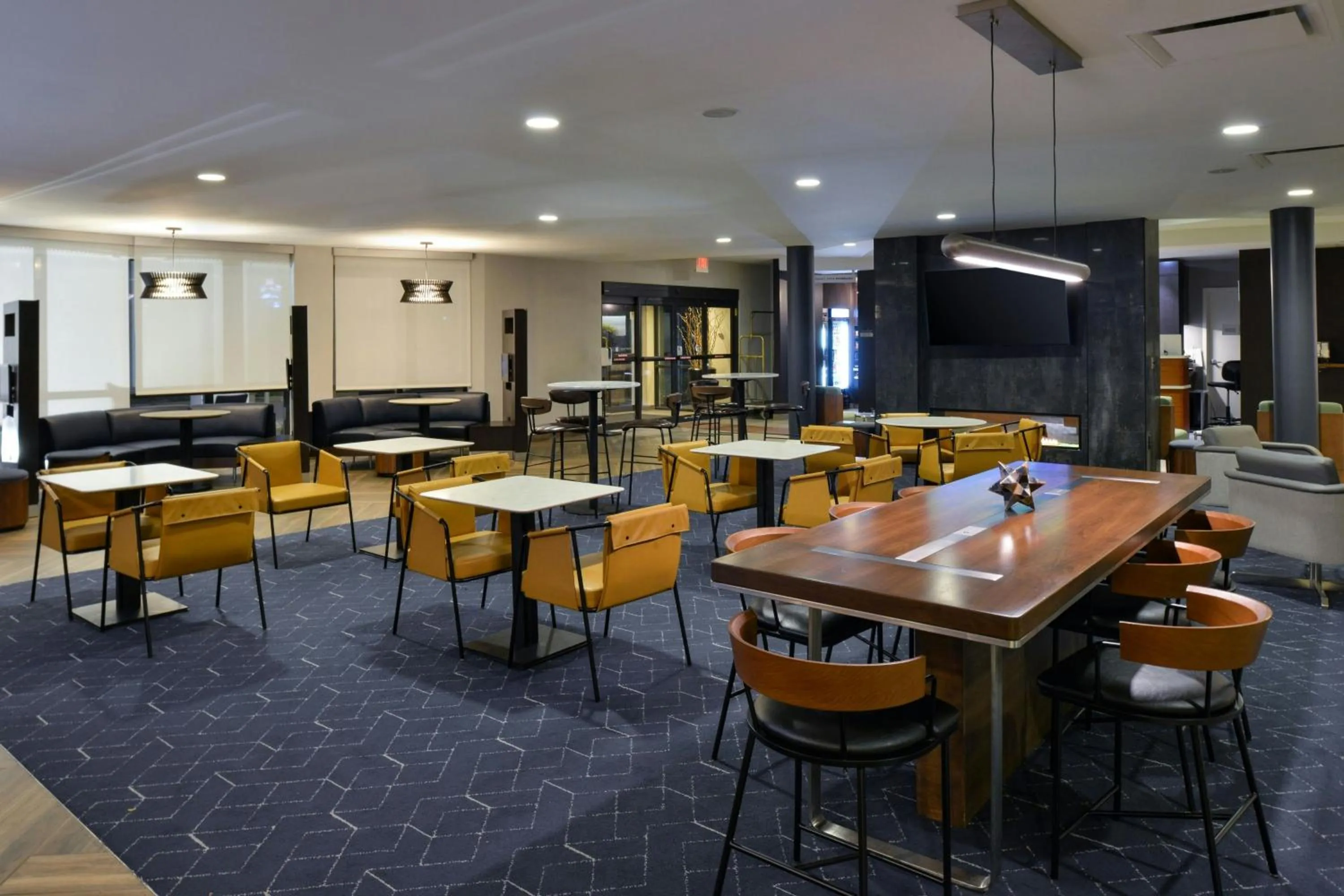 Lounge or bar in Courtyard by Marriott Harrisburg Hershey