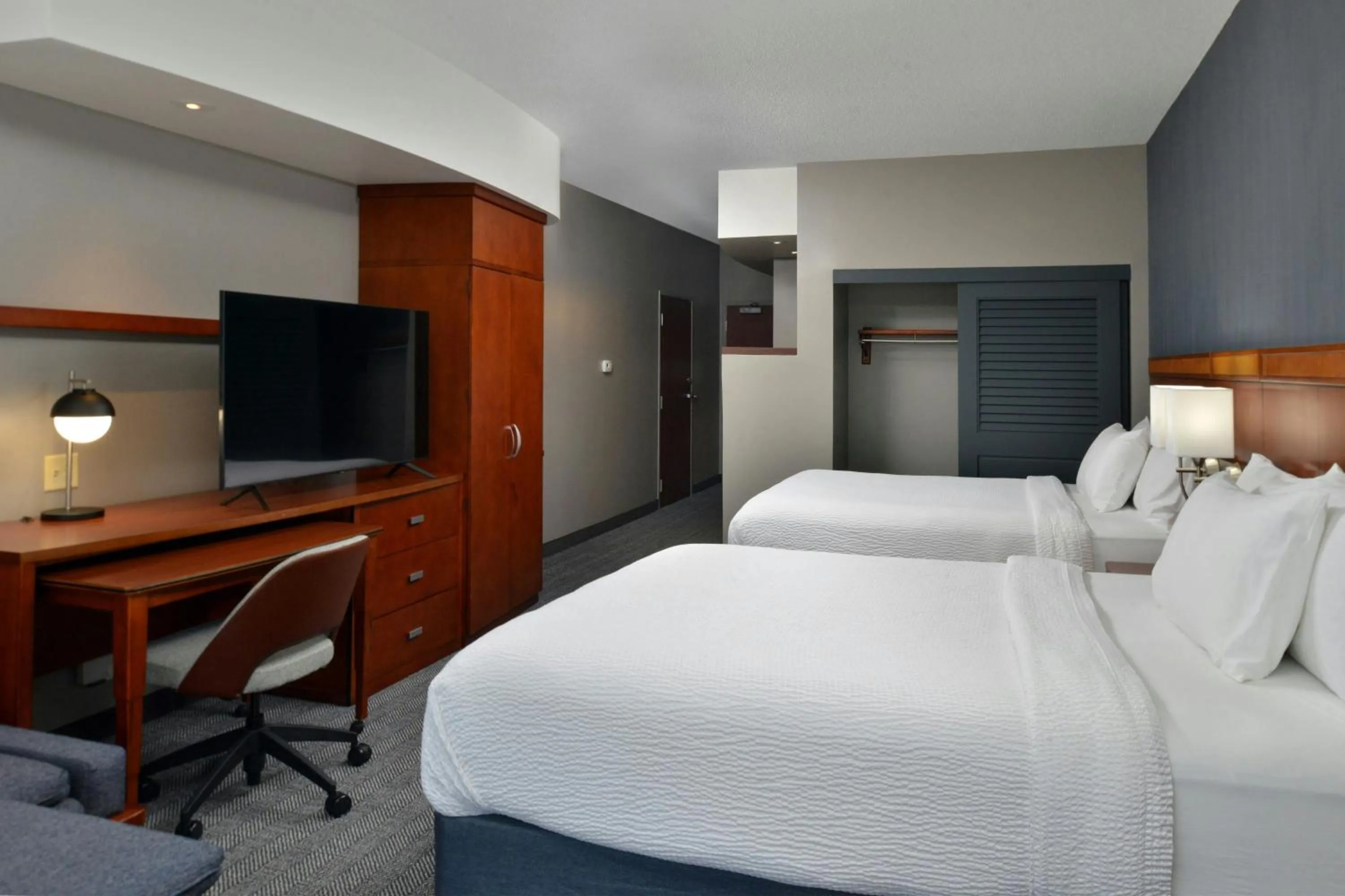 Photo of the whole room, Bed in Courtyard by Marriott Harrisburg Hershey