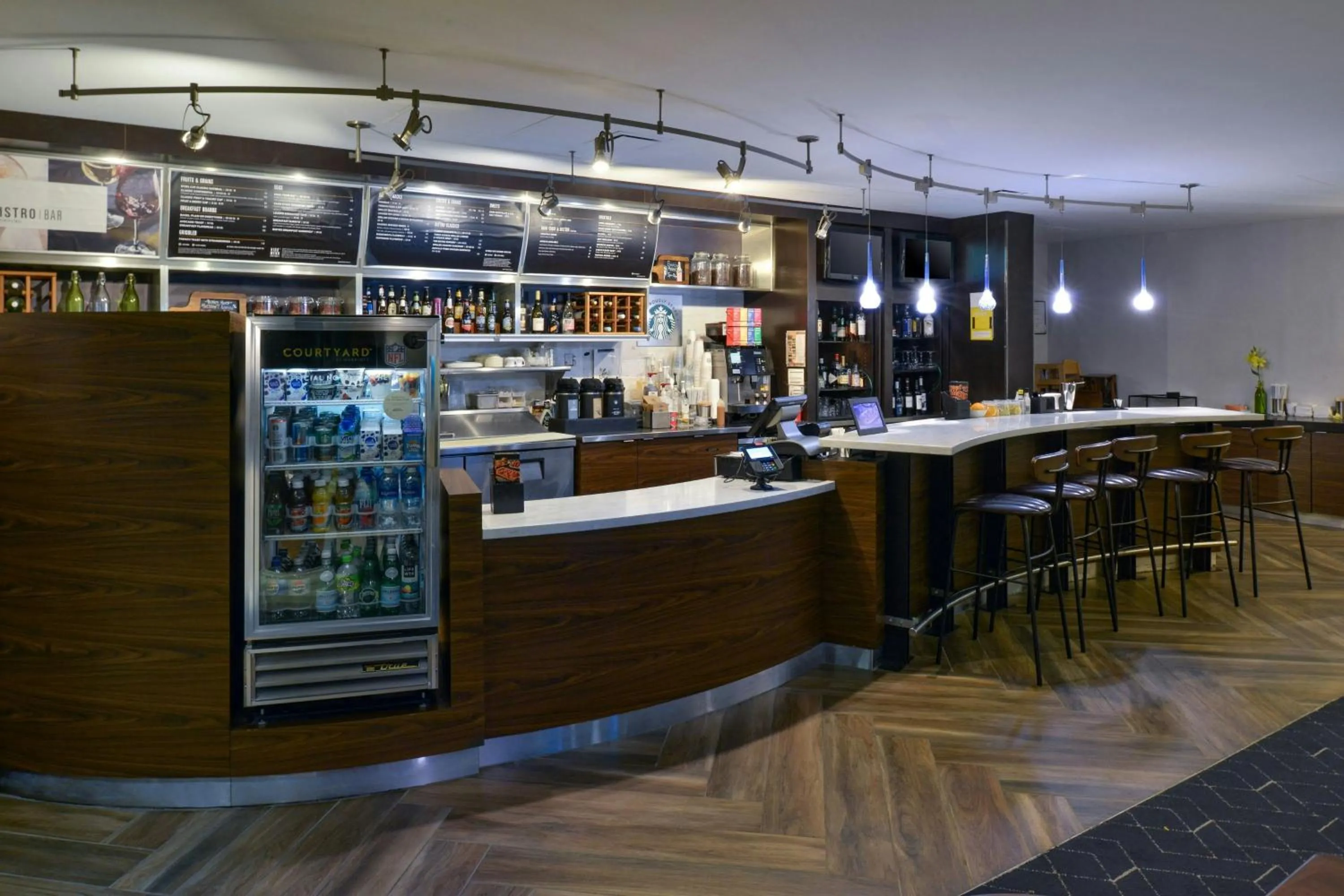 Lounge or bar in Courtyard by Marriott Harrisburg Hershey