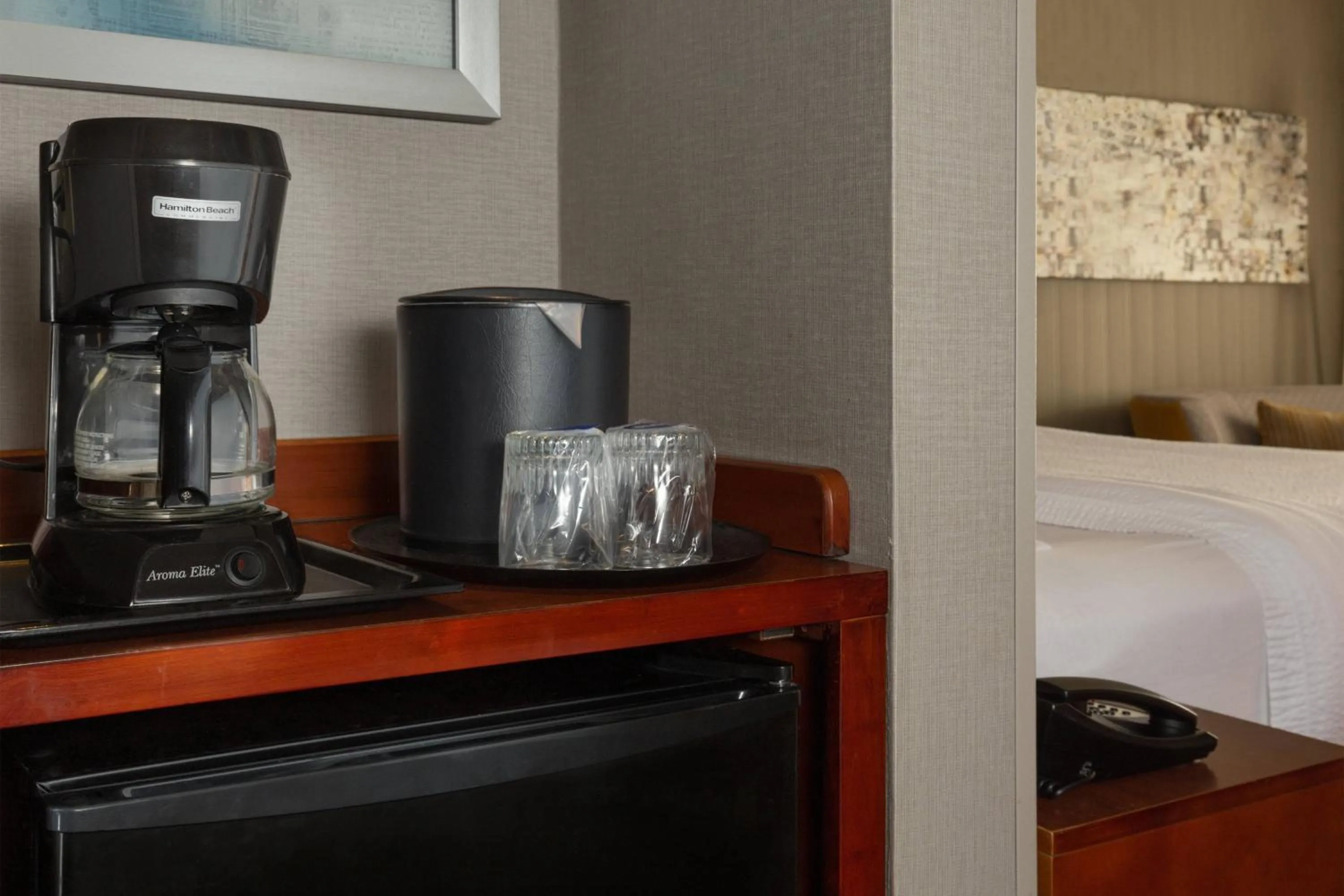 Photo of the whole room, Bed in Courtyard by Marriott Harrisburg Hershey