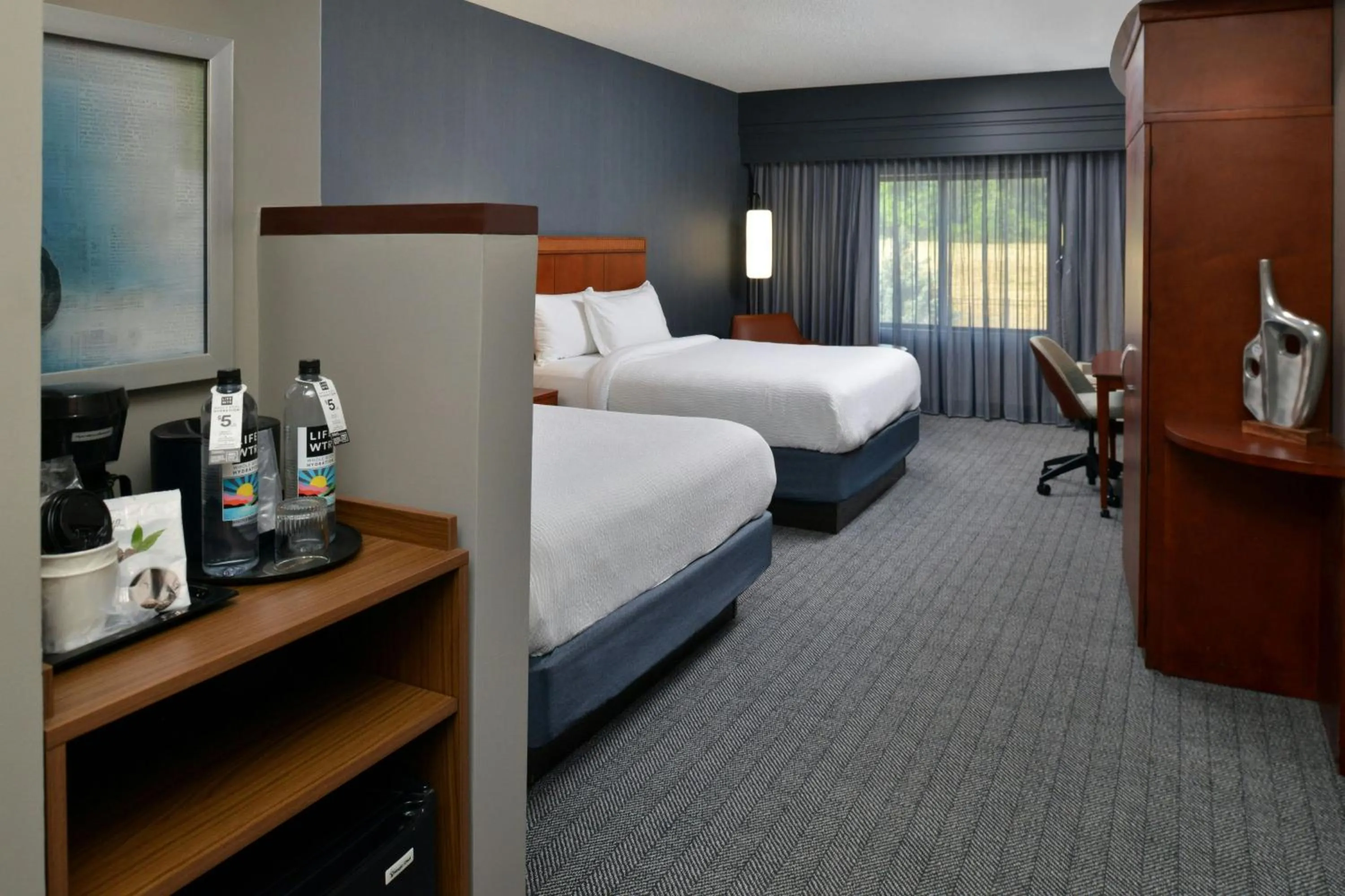 Photo of the whole room, Bed in Courtyard by Marriott Harrisburg Hershey