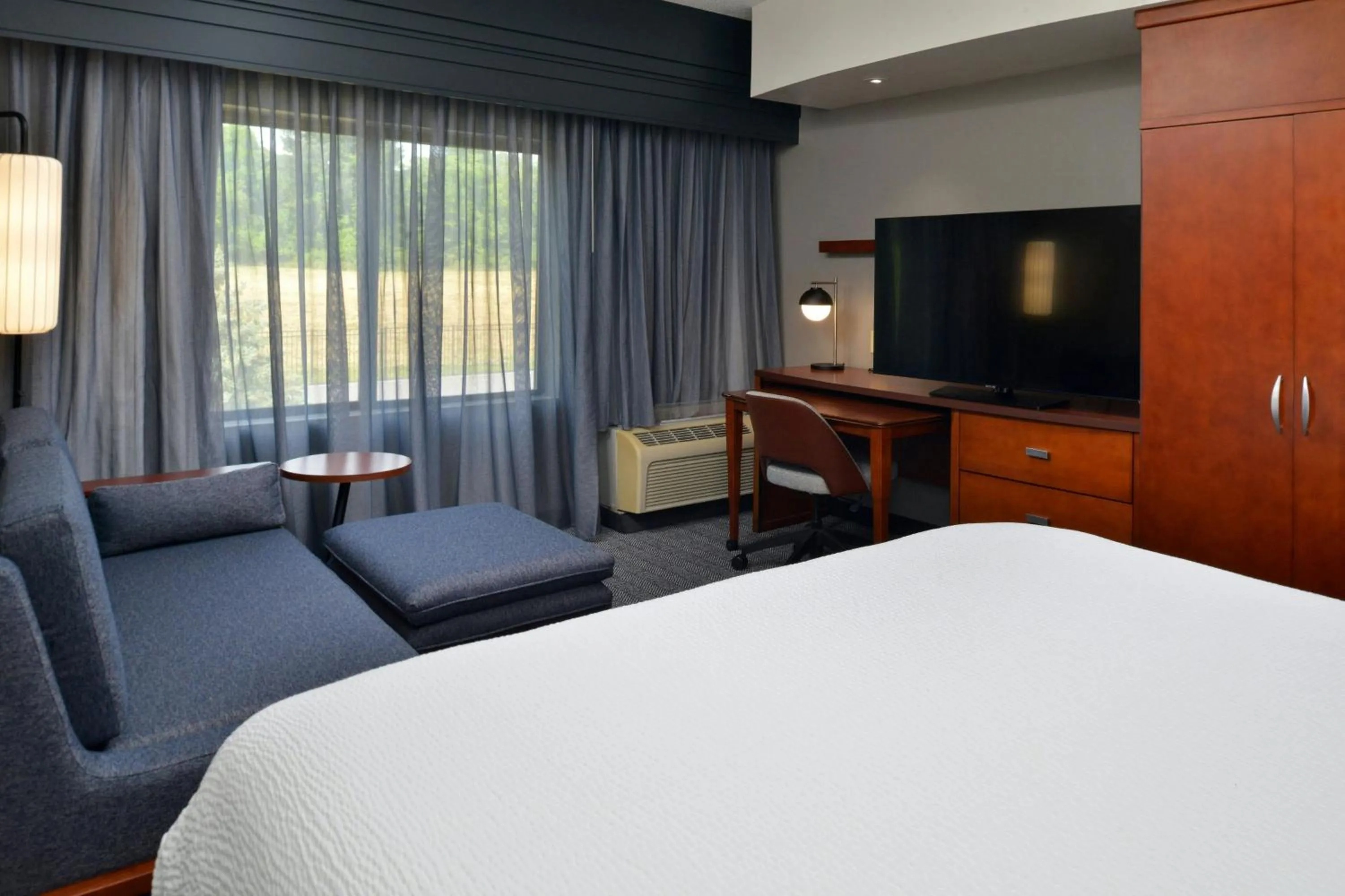 Photo of the whole room, Bed in Courtyard by Marriott Harrisburg Hershey