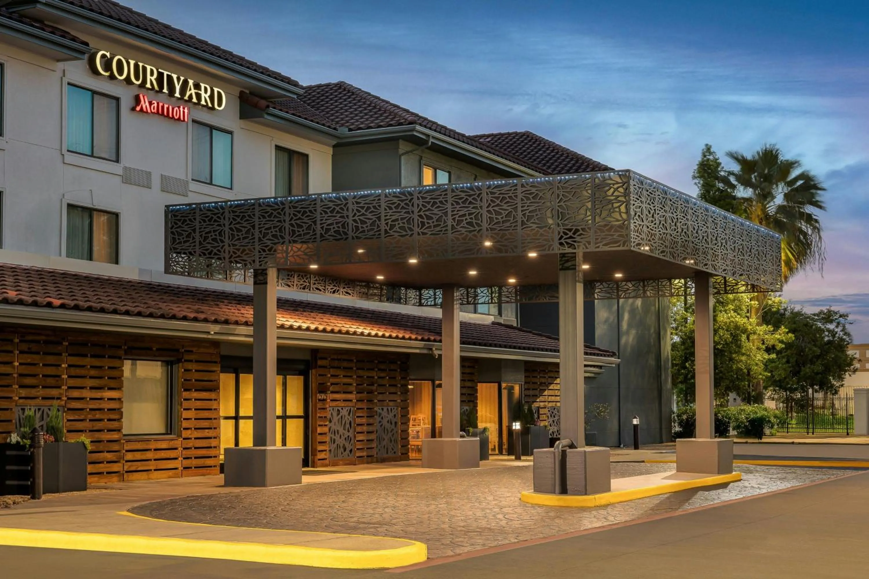 Property building in Courtyard by Marriott Houston Rice University