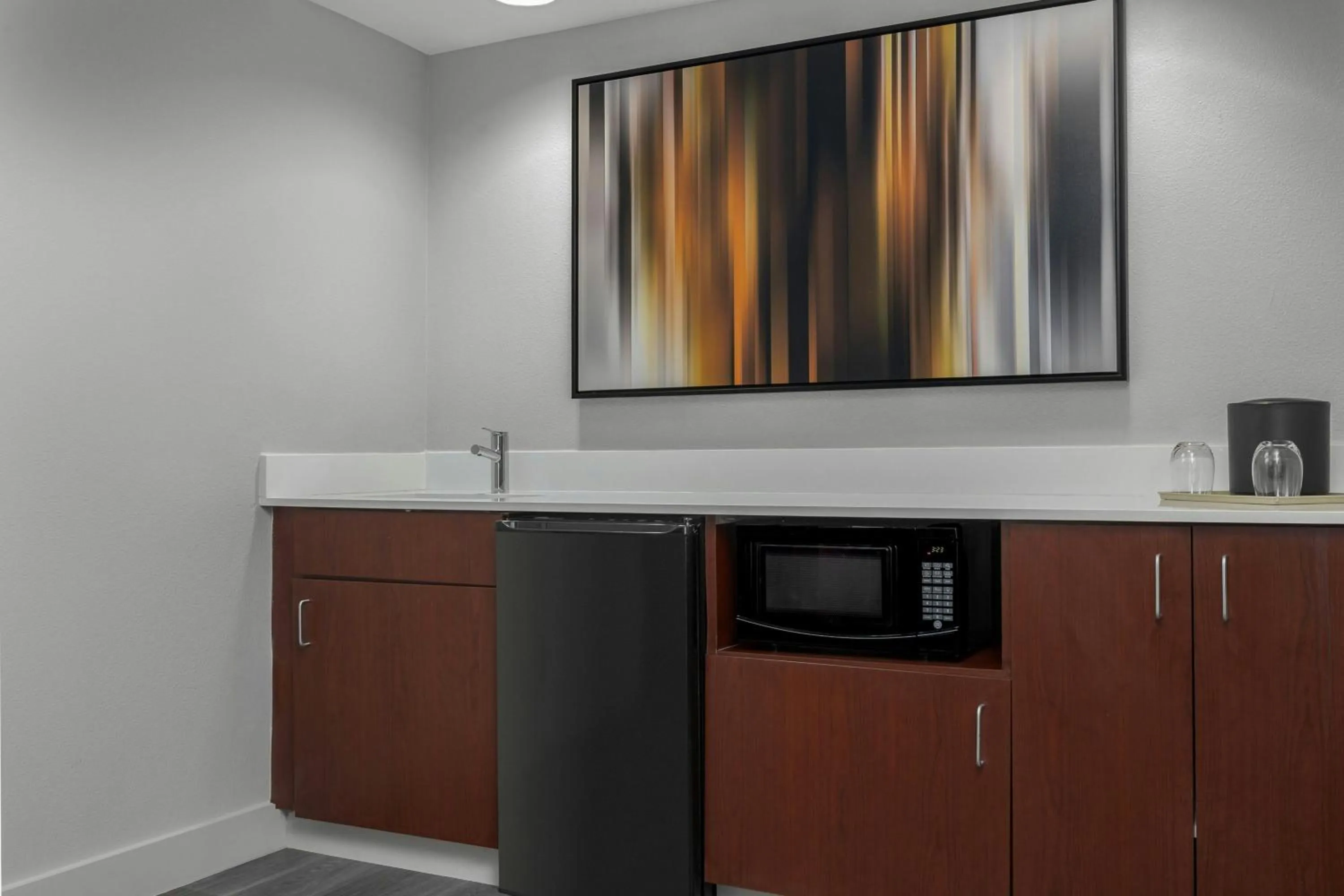 Photo of the whole room in Courtyard by Marriott Houston Rice University