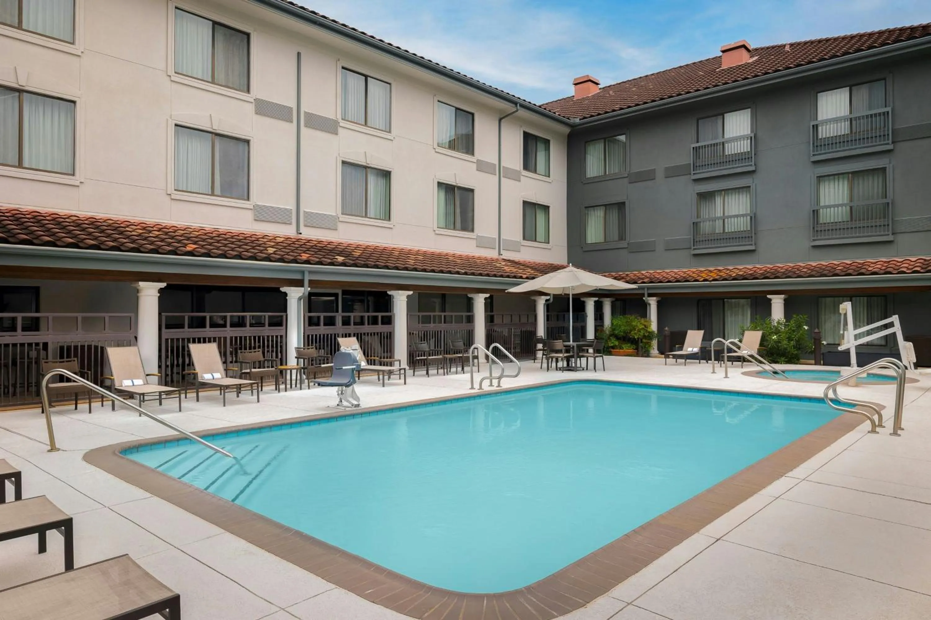 Swimming pool in Courtyard by Marriott Houston Rice University