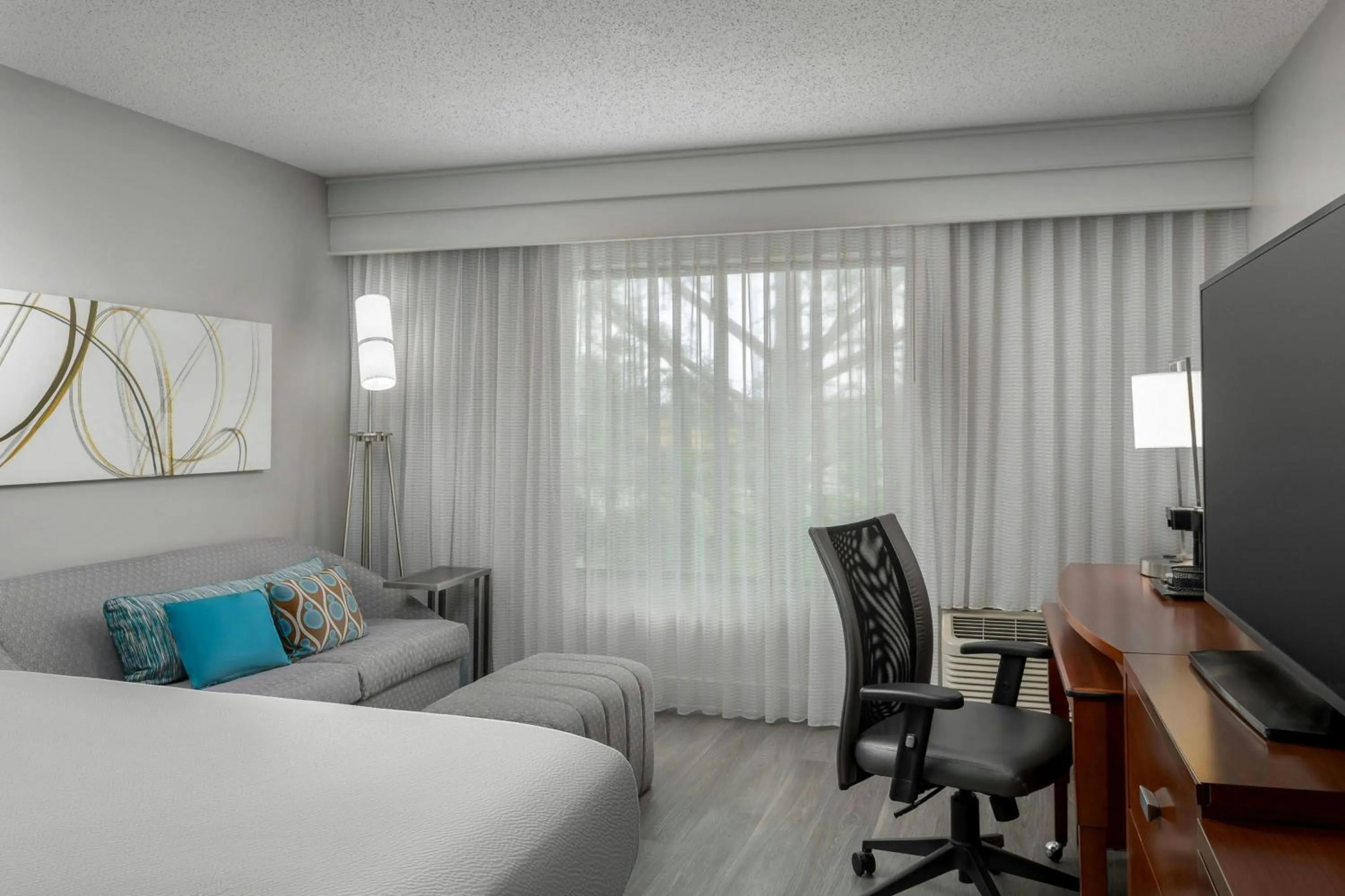 Photo of the whole room, Bed in Courtyard by Marriott Houston Rice University