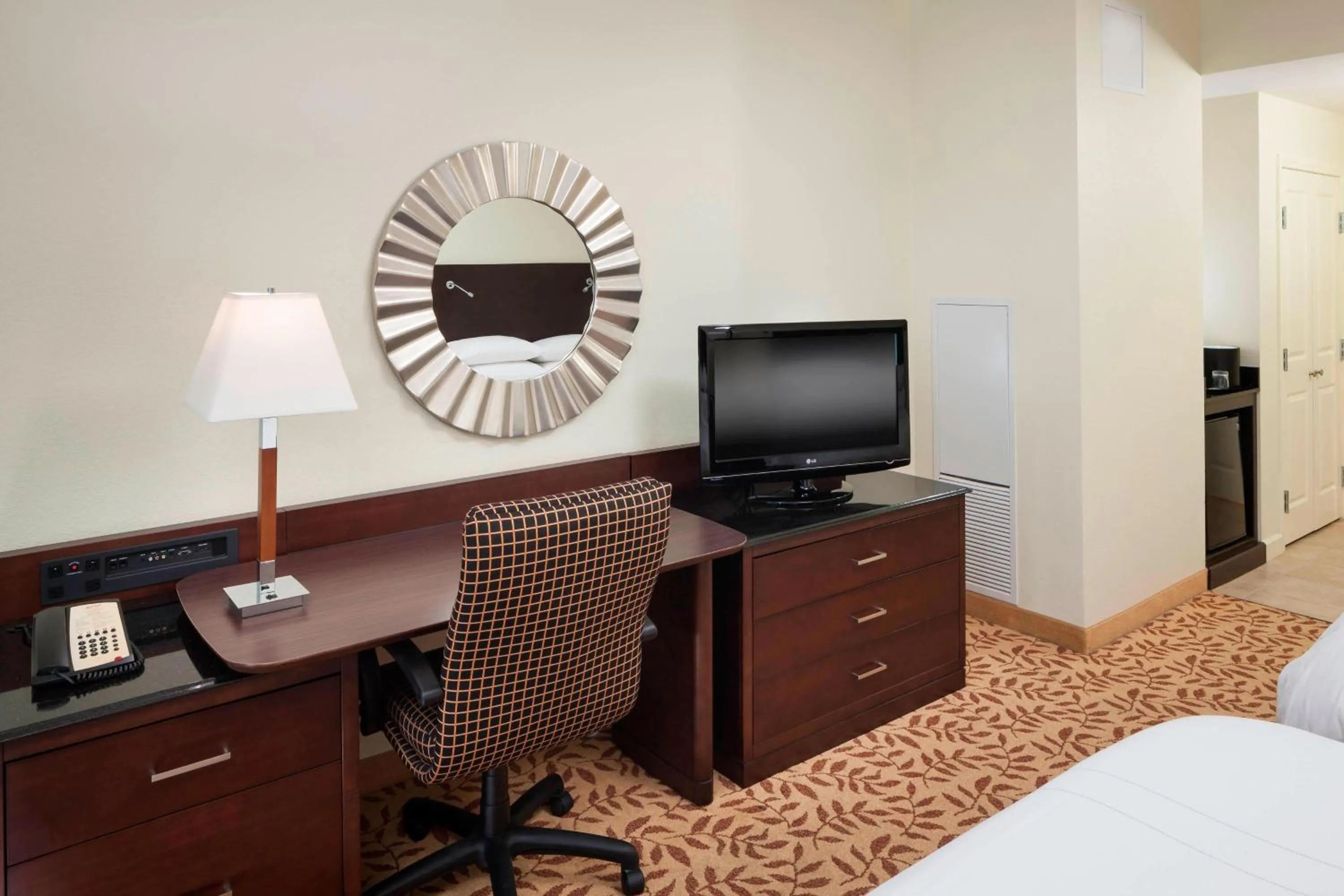 Photo of the whole room, Bed in Houston Marriott Energy Corridor