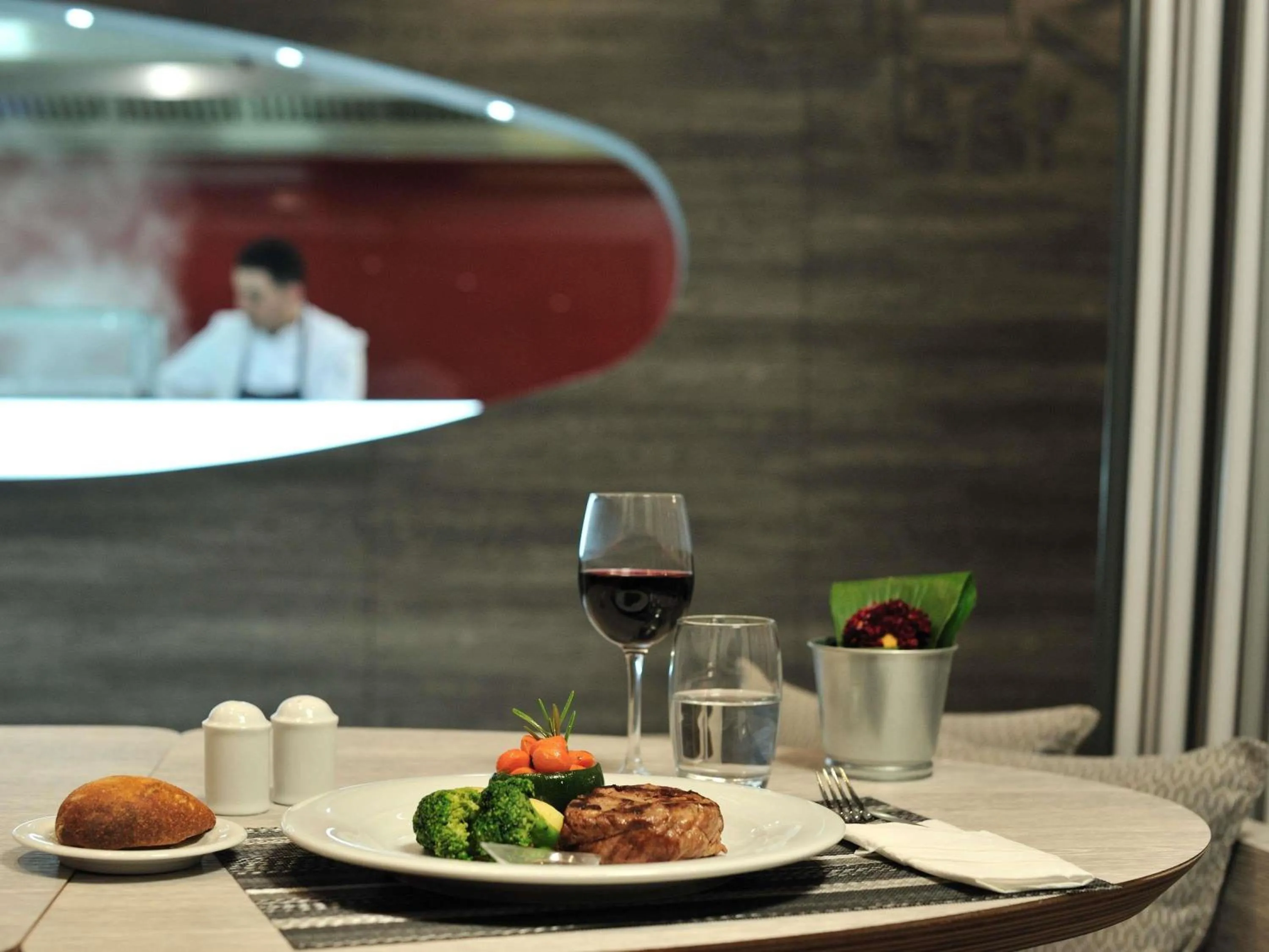 Restaurant/places to eat in Ibis Casa Voyageurs