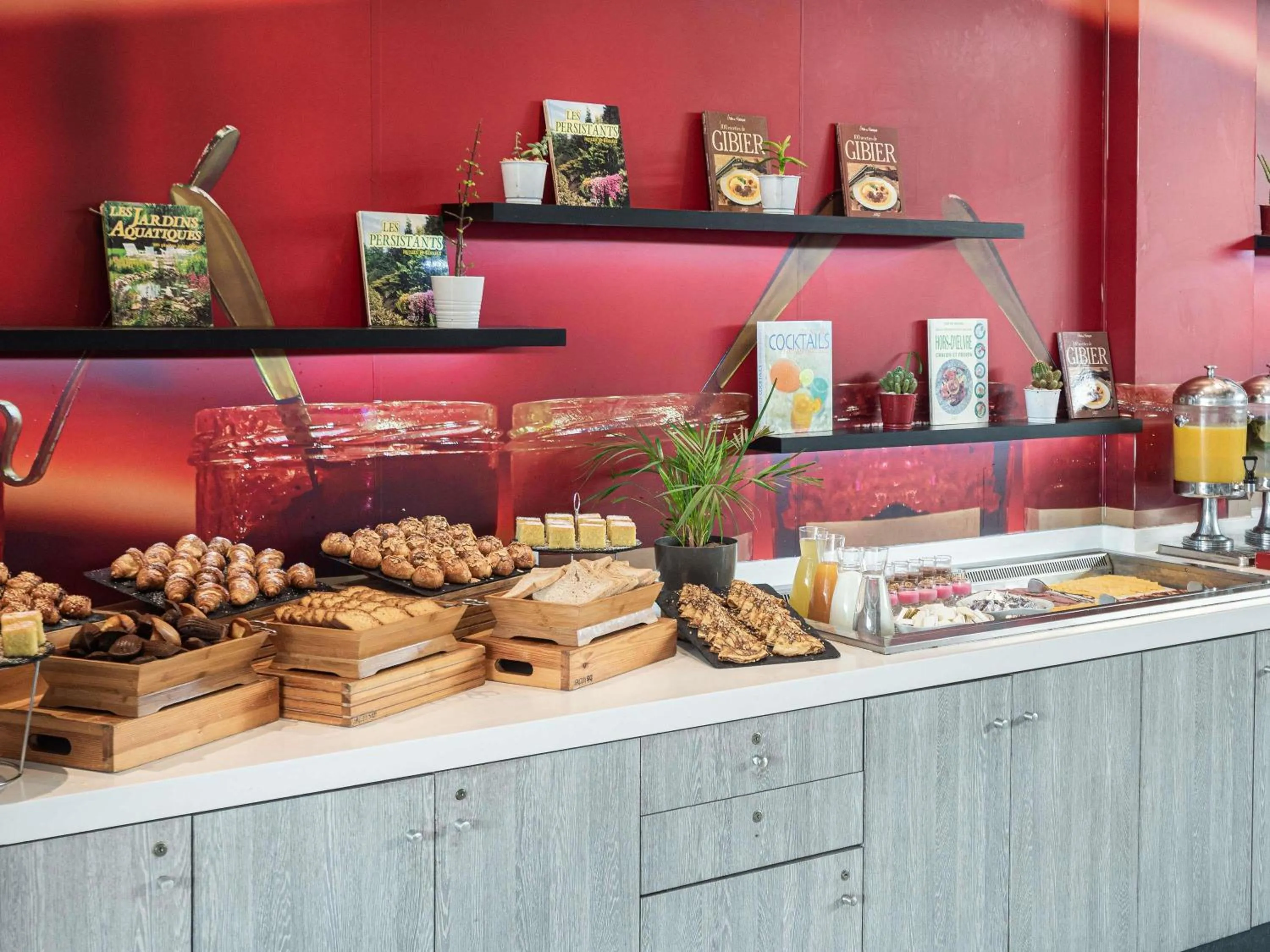 Breakfast in Ibis Casa Voyageurs