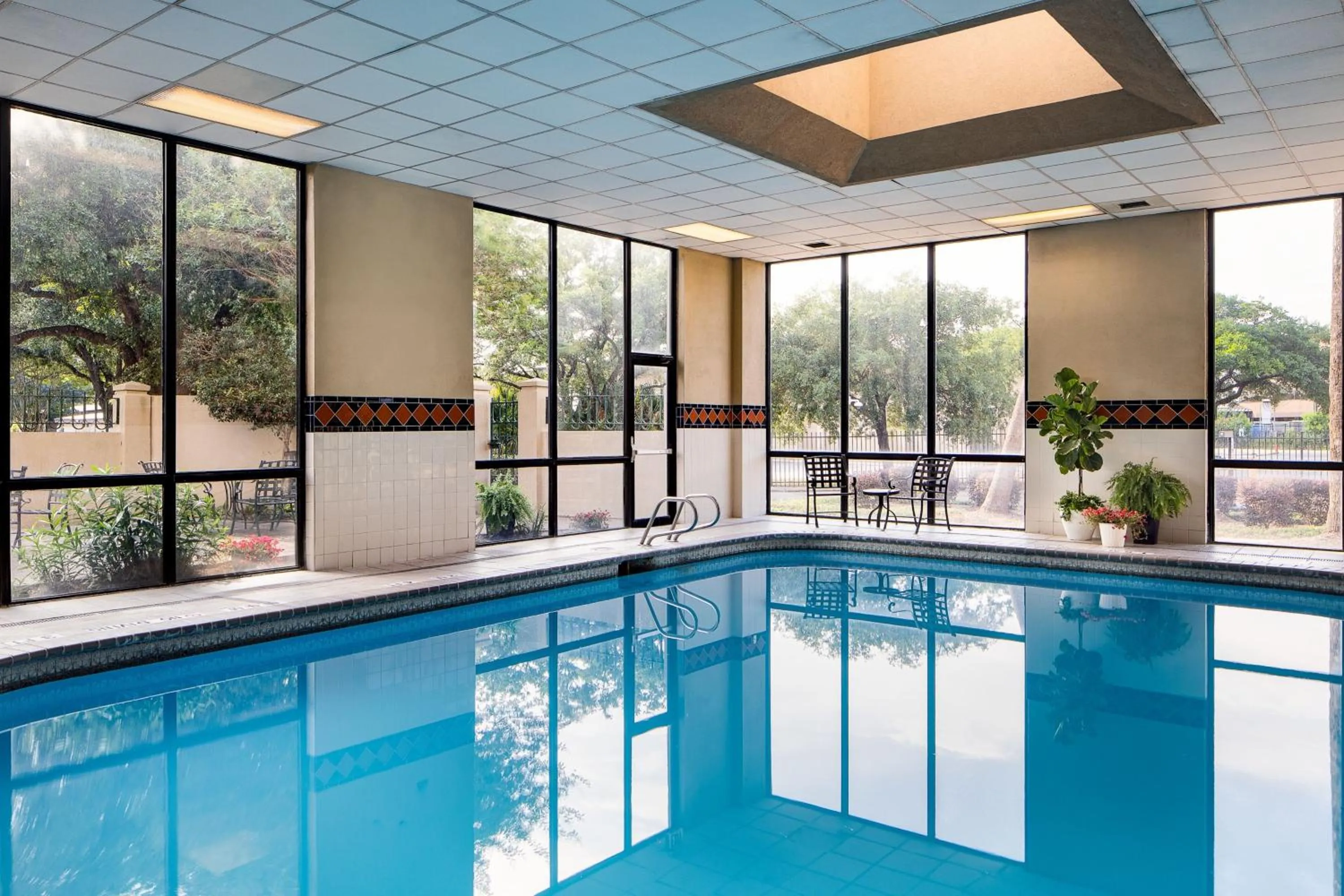 Swimming pool in Houston Marriott South at Hobby Airport