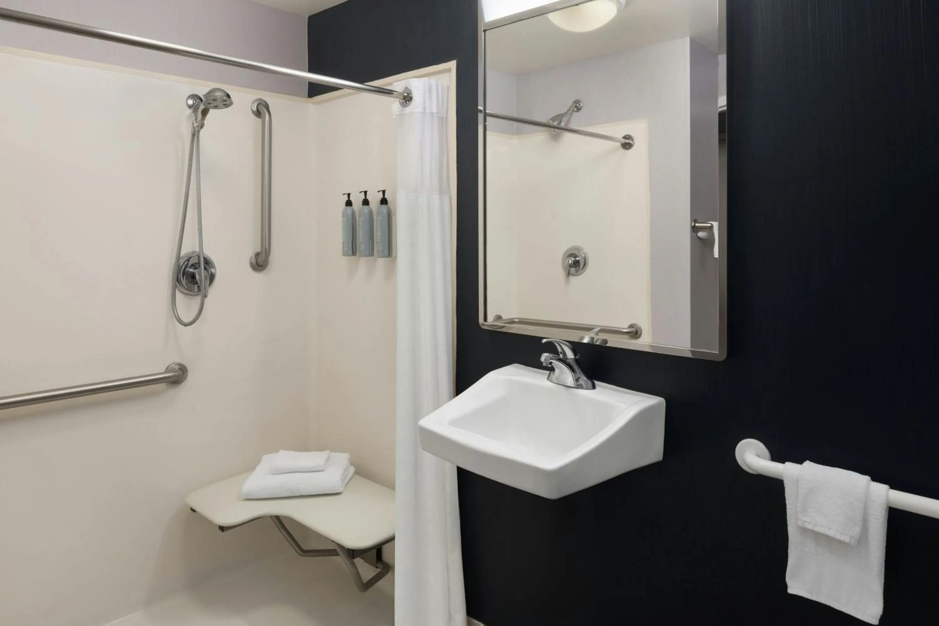 Bathroom in Courtyard Long Island MacArthur Airport