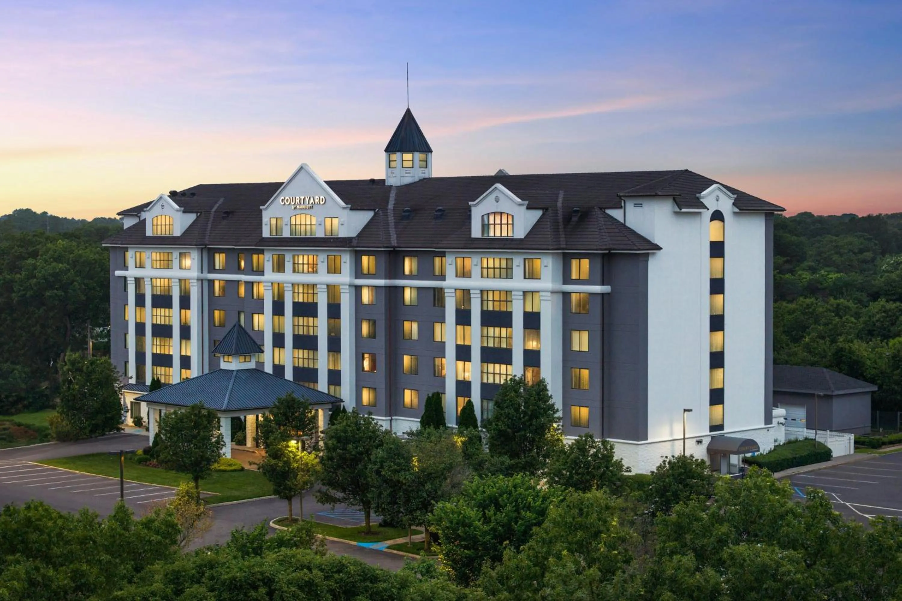 Property building in Courtyard Long Island MacArthur Airport