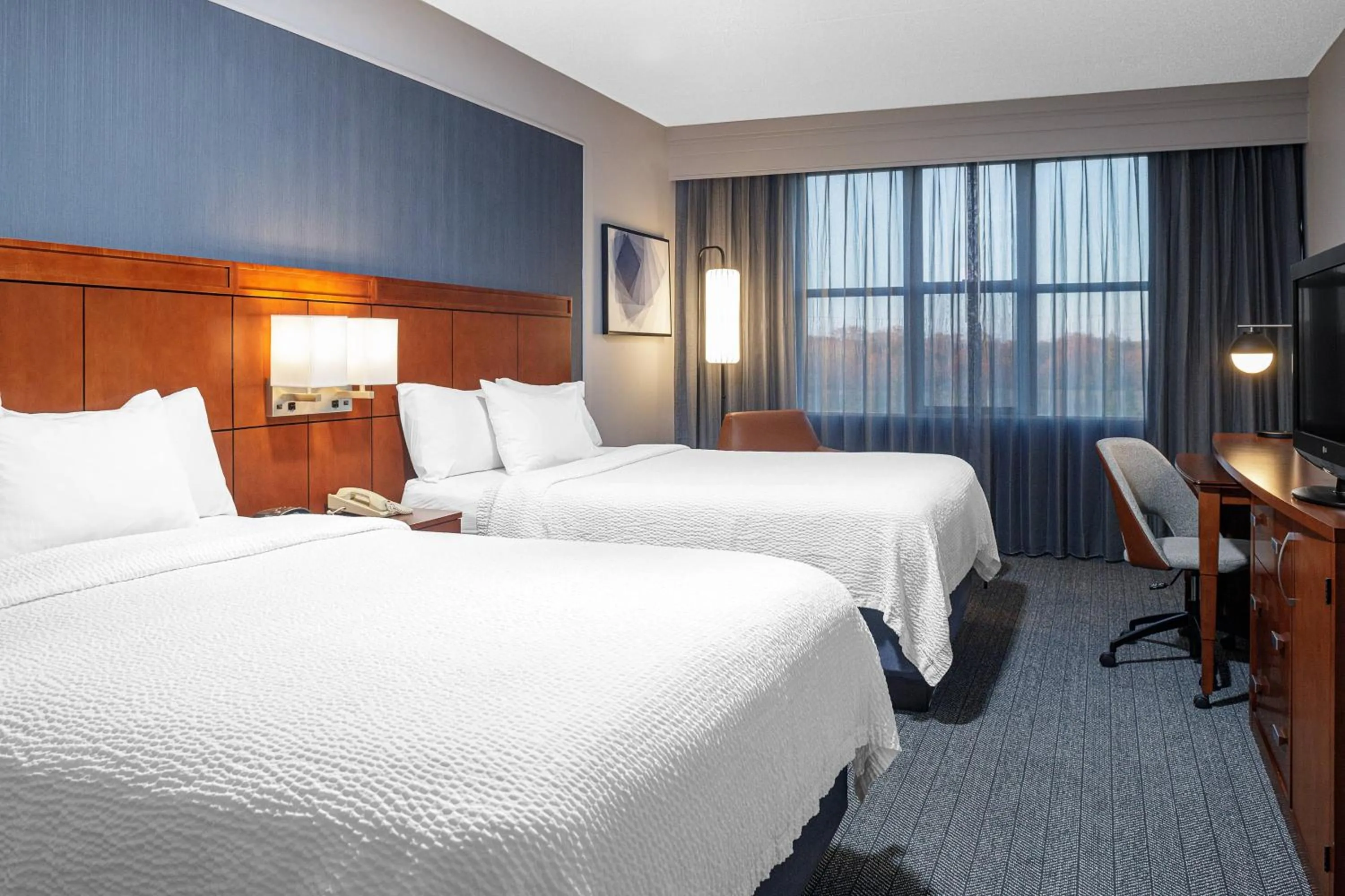 Photo of the whole room, Bed in Courtyard Long Island MacArthur Airport