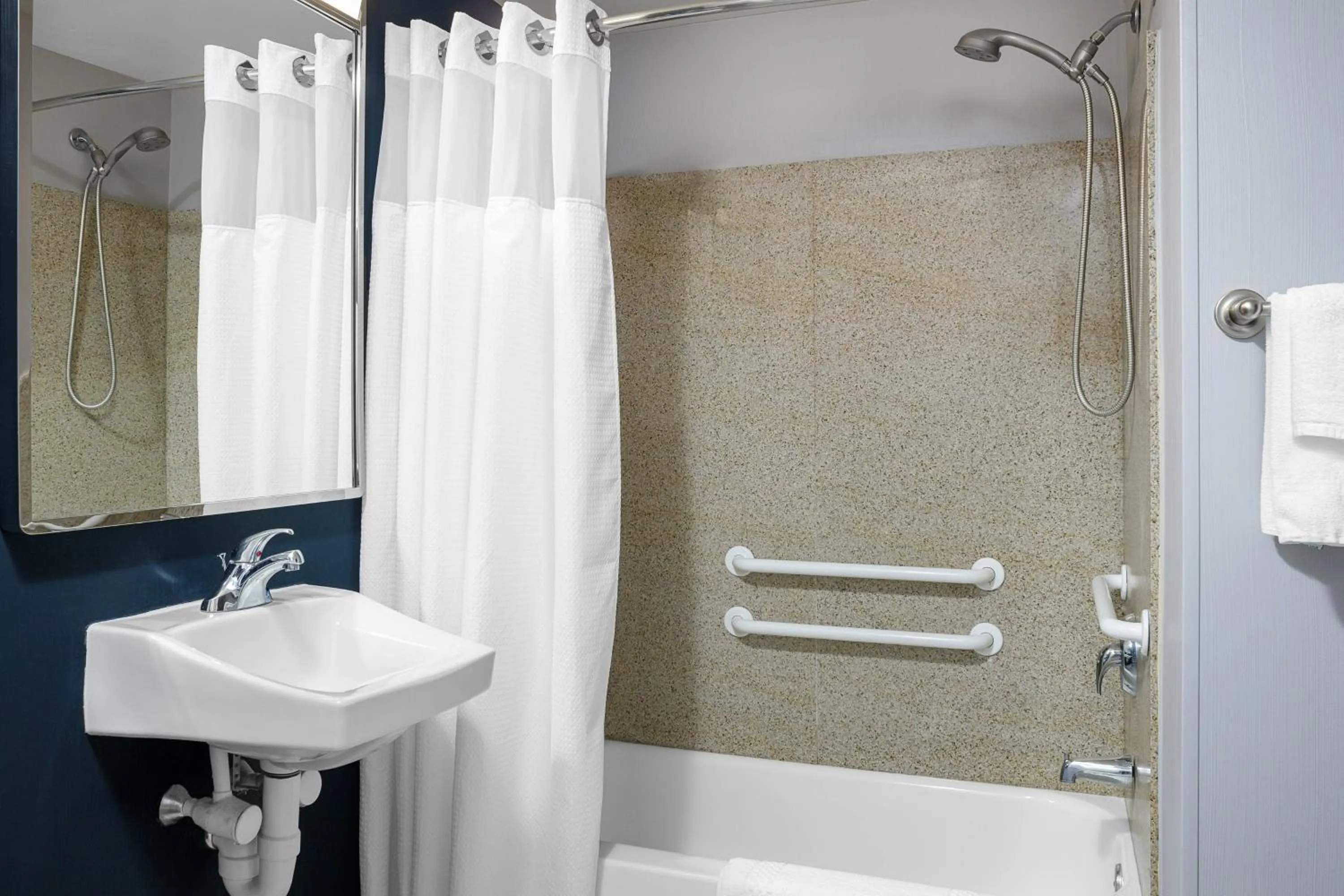 Bathroom in Courtyard Long Island MacArthur Airport