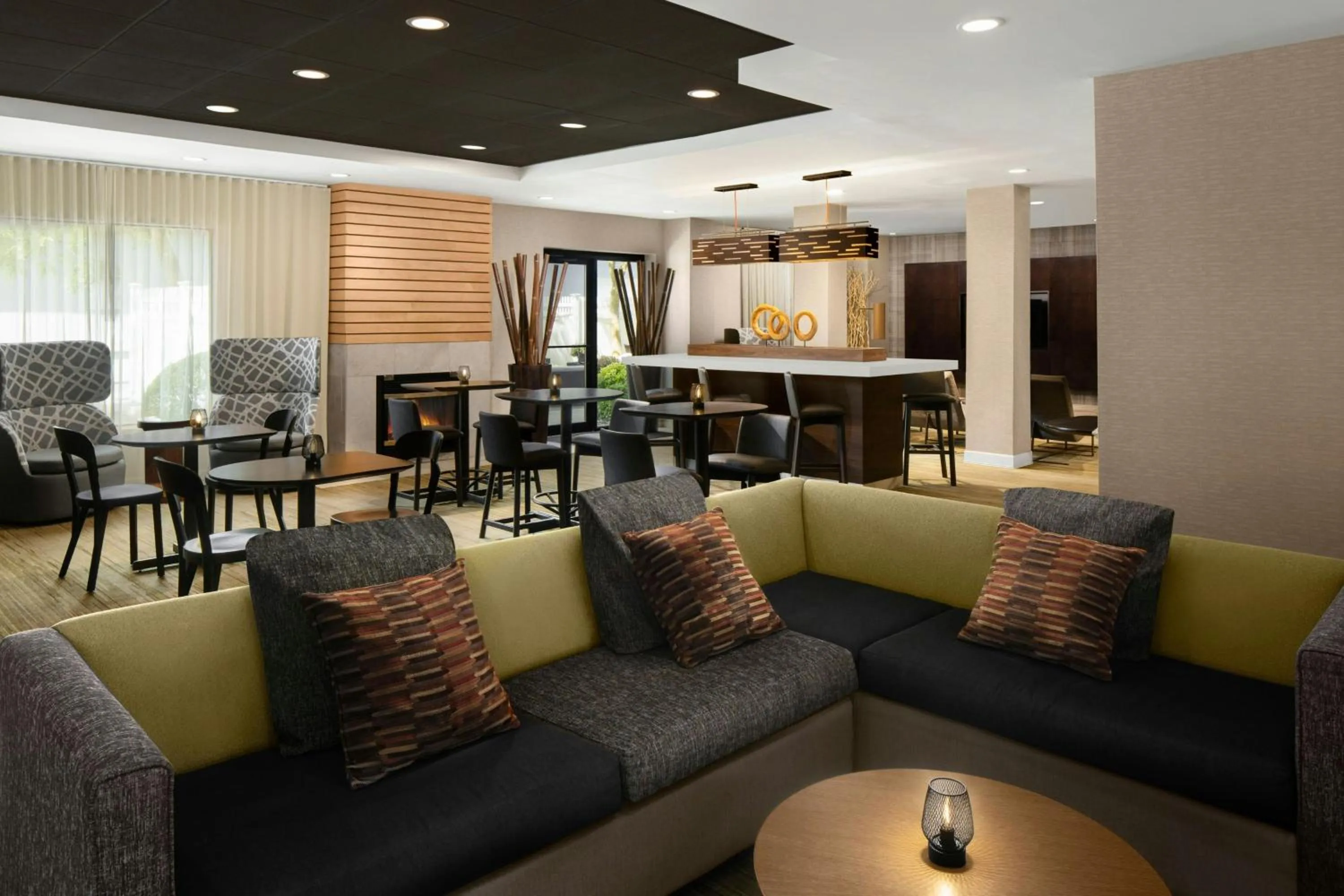 Restaurant/places to eat in Courtyard Long Island MacArthur Airport