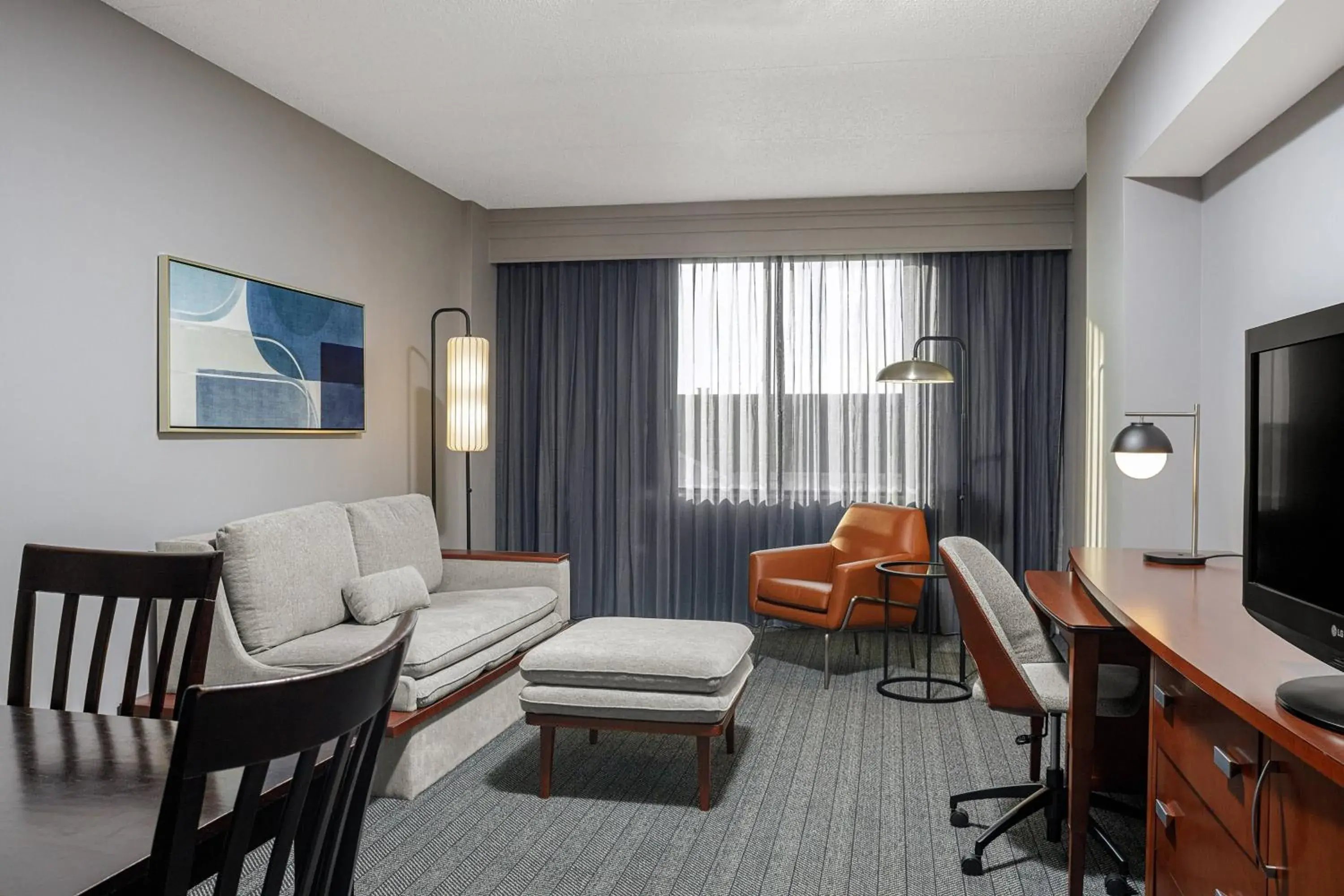 Premium One-Bedroom Large Queen Suite with Whirlpool in Courtyard Long Island MacArthur Airport Premium One-Bedroom Large Queen Suite with Whirlpool in Courtyard Long Island MacArthur Airport