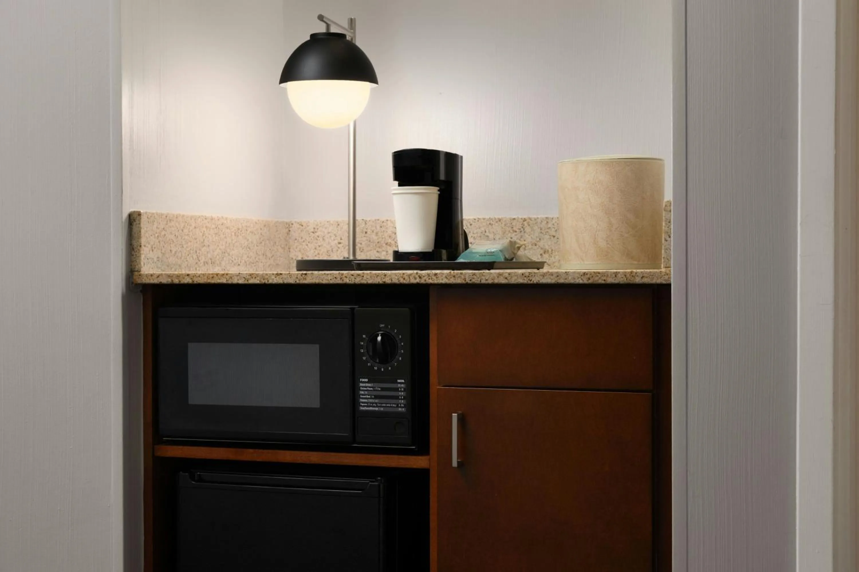 Photo of the whole room in Courtyard Long Island MacArthur Airport