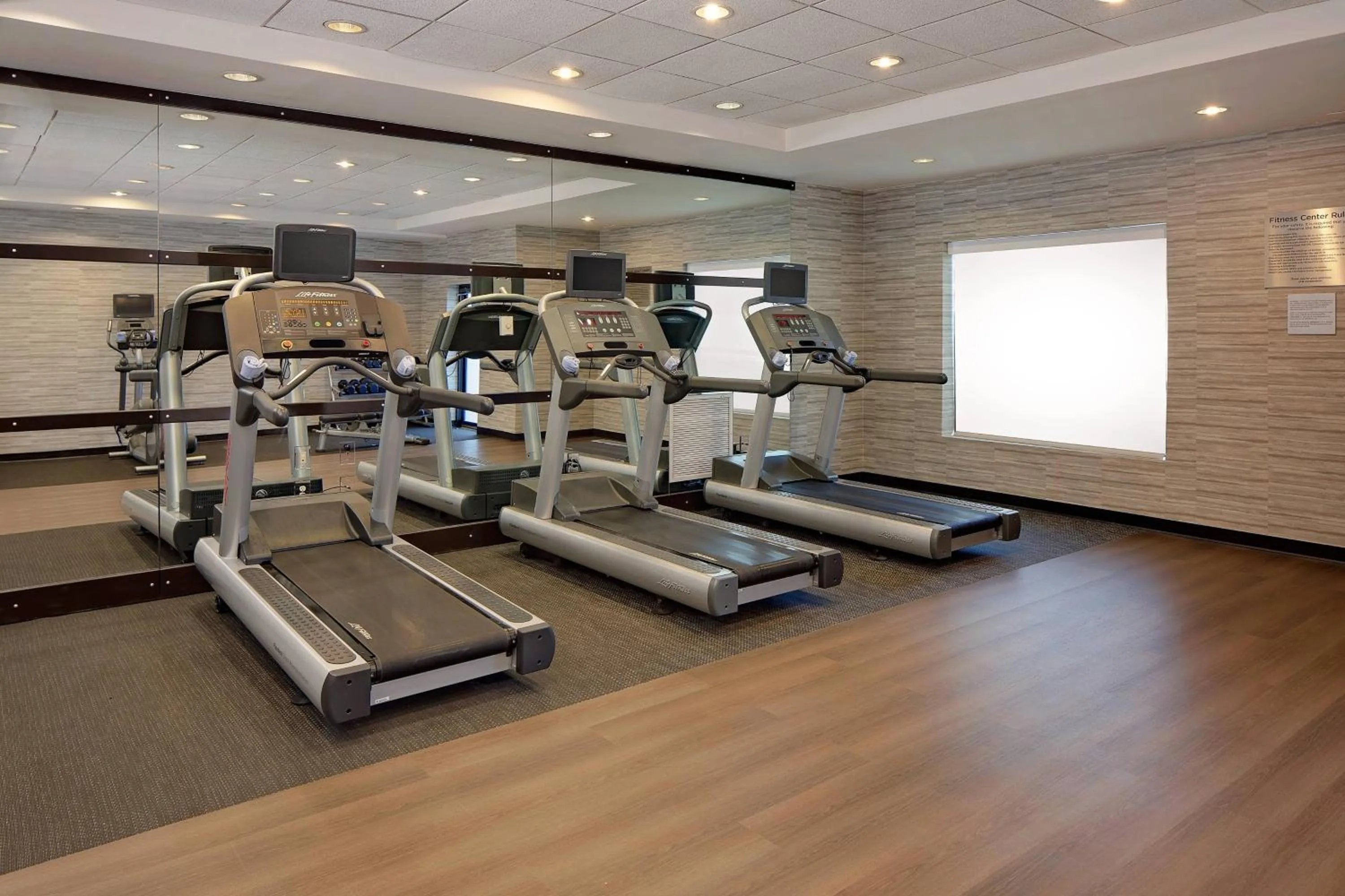 Fitness centre/facilities in Courtyard Long Island MacArthur Airport
