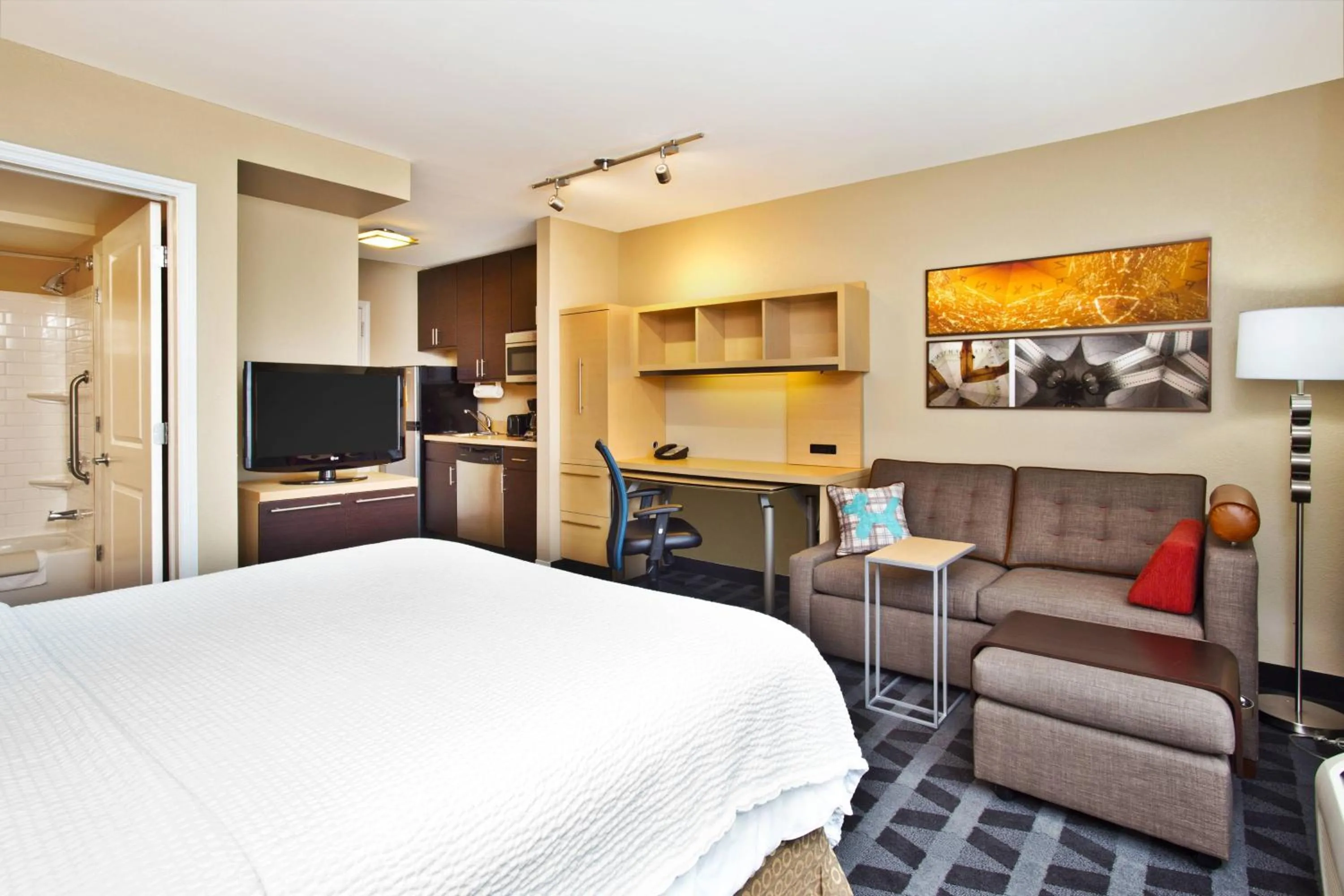 Photo of the whole room, Bed in TownePlace Suites Republic Airport Long Island Farmingdale