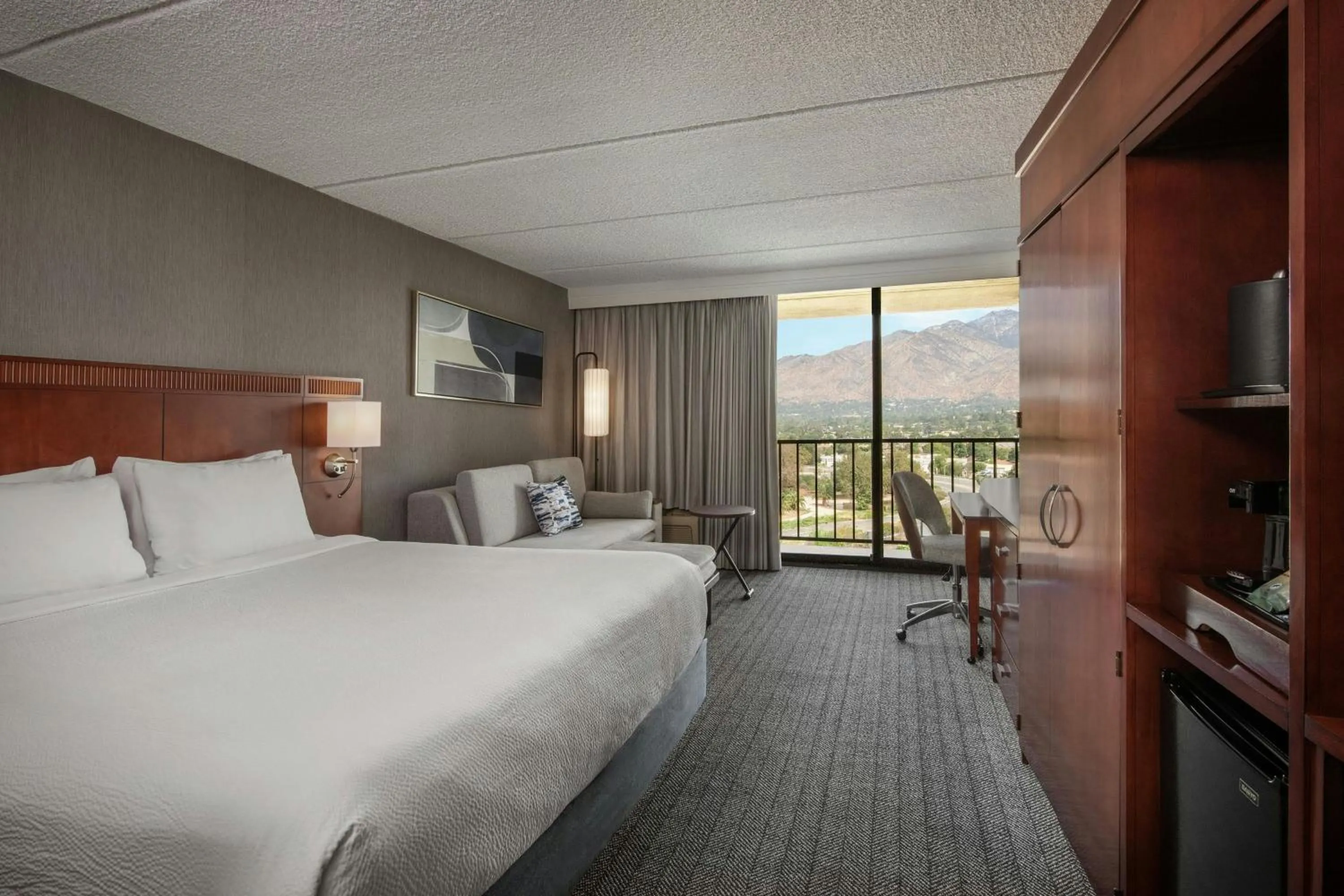 Photo of the whole room, Bed in Courtyard by Marriott Los Angeles Pasadena/Monrovia