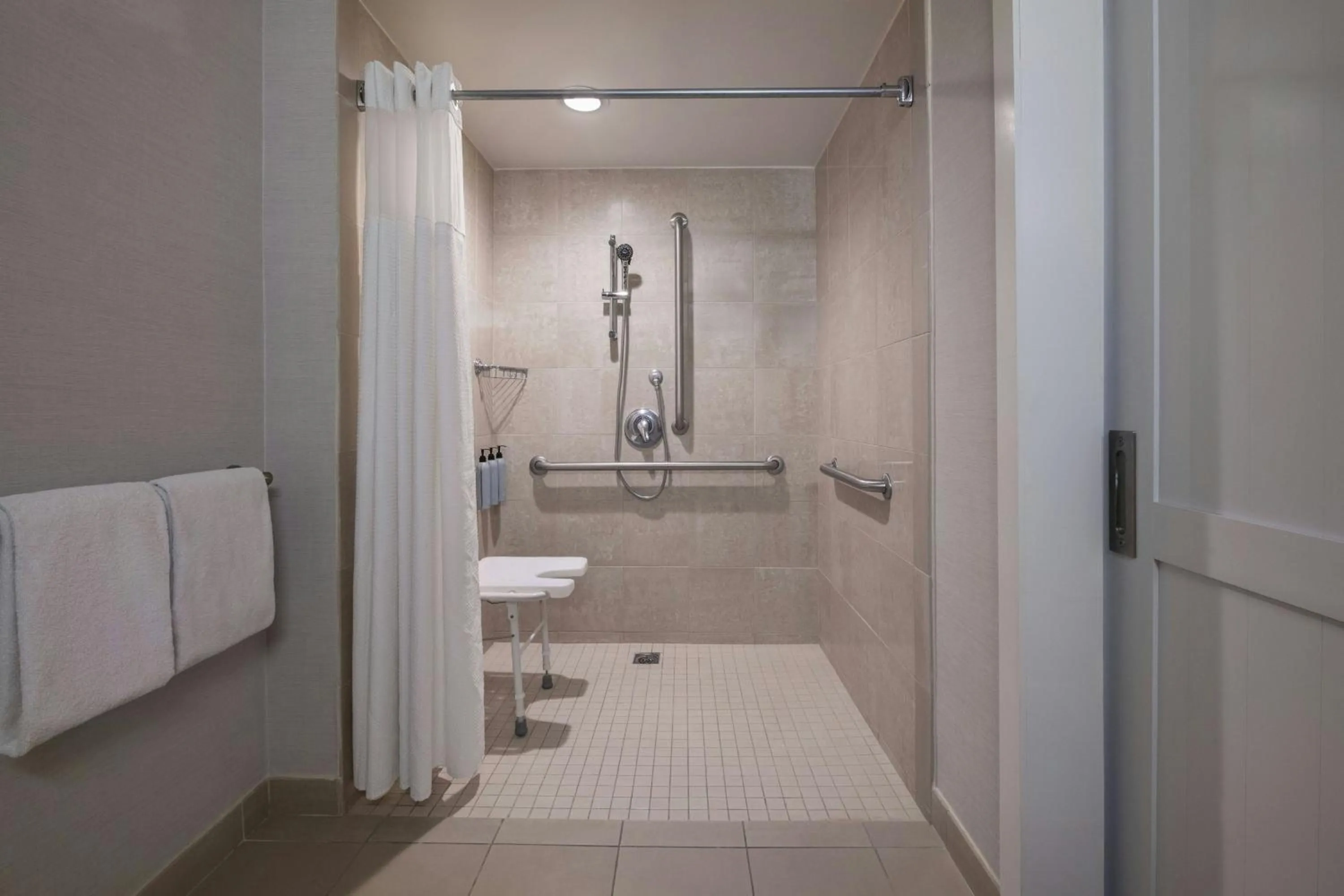Bathroom in Courtyard by Marriott Los Angeles Pasadena/Monrovia