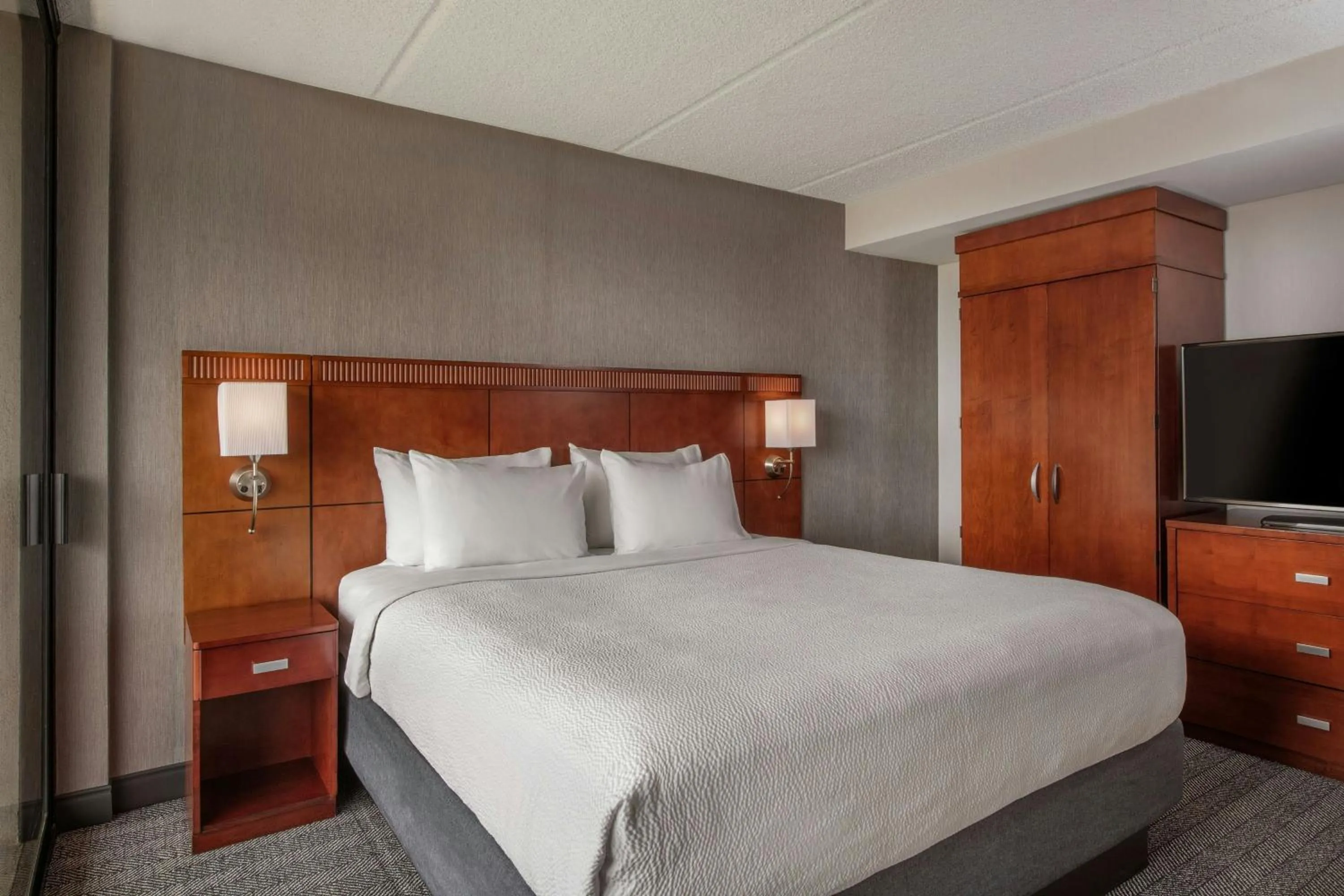 Photo of the whole room, Bed in Courtyard by Marriott Los Angeles Pasadena/Monrovia