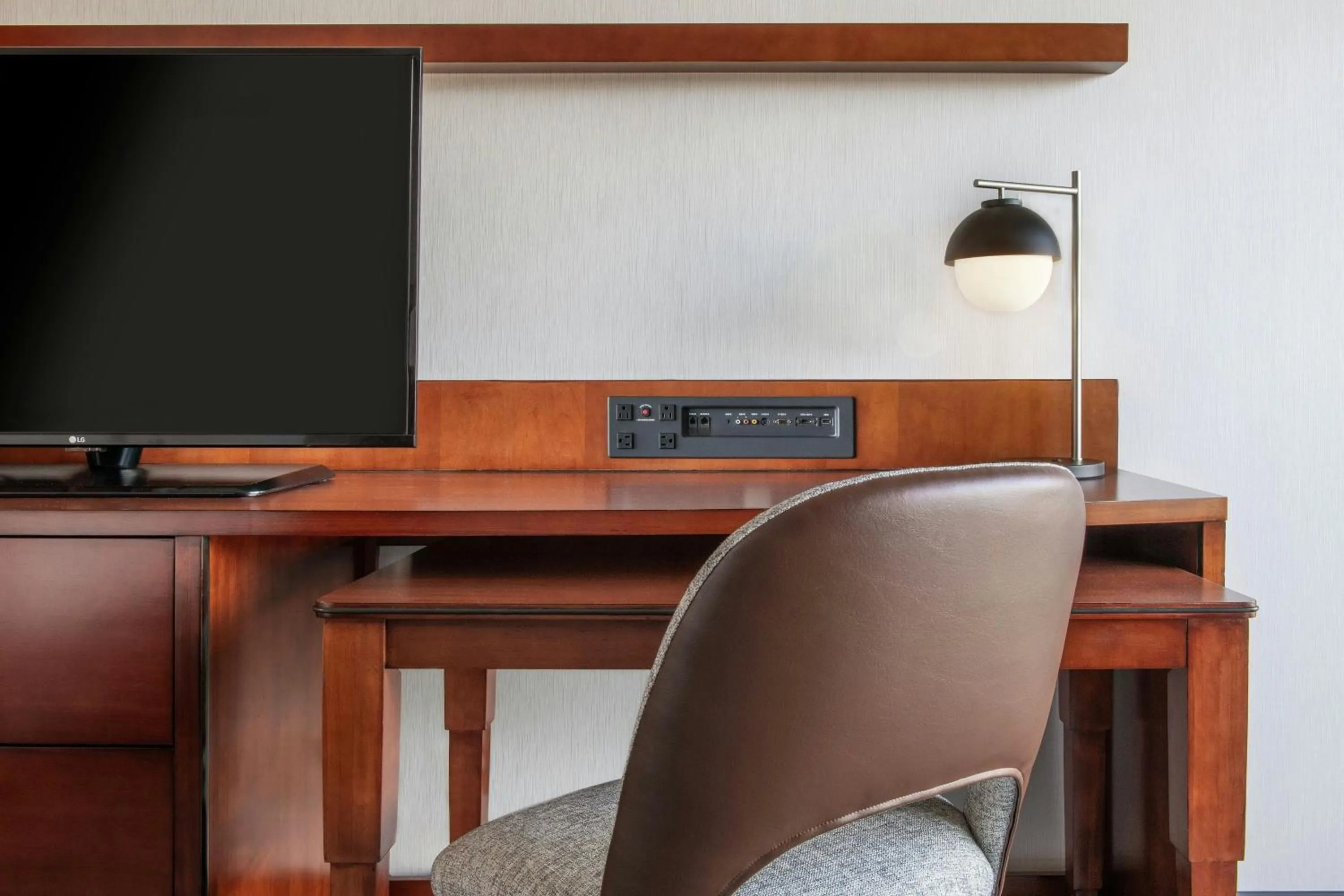 Photo of the whole room in Courtyard by Marriott Los Angeles Pasadena/Monrovia