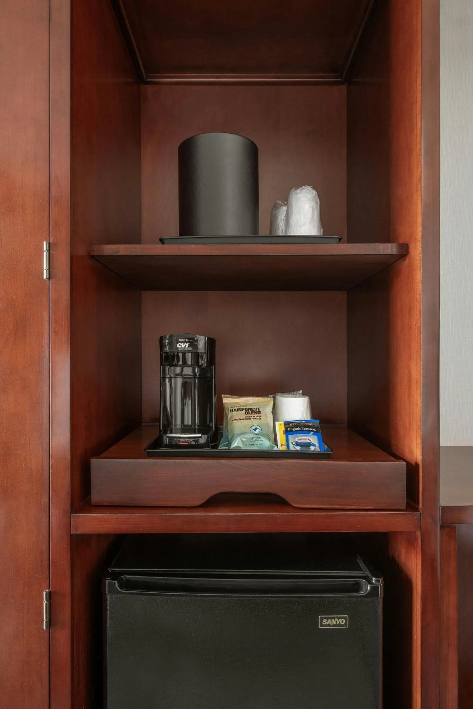 Photo of the whole room in Courtyard by Marriott Los Angeles Pasadena/Monrovia