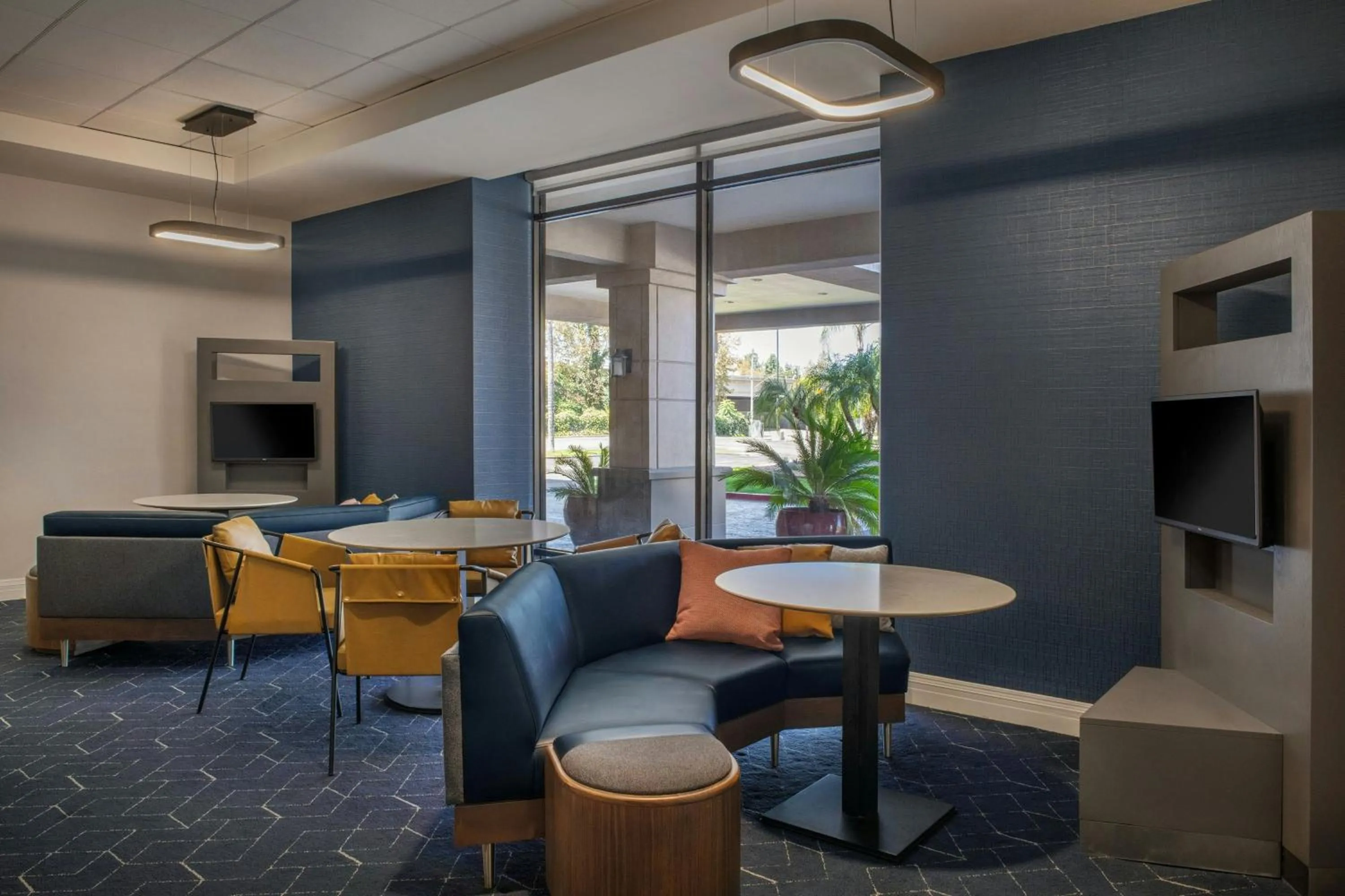 Lobby or reception in Courtyard by Marriott Los Angeles Pasadena/Monrovia