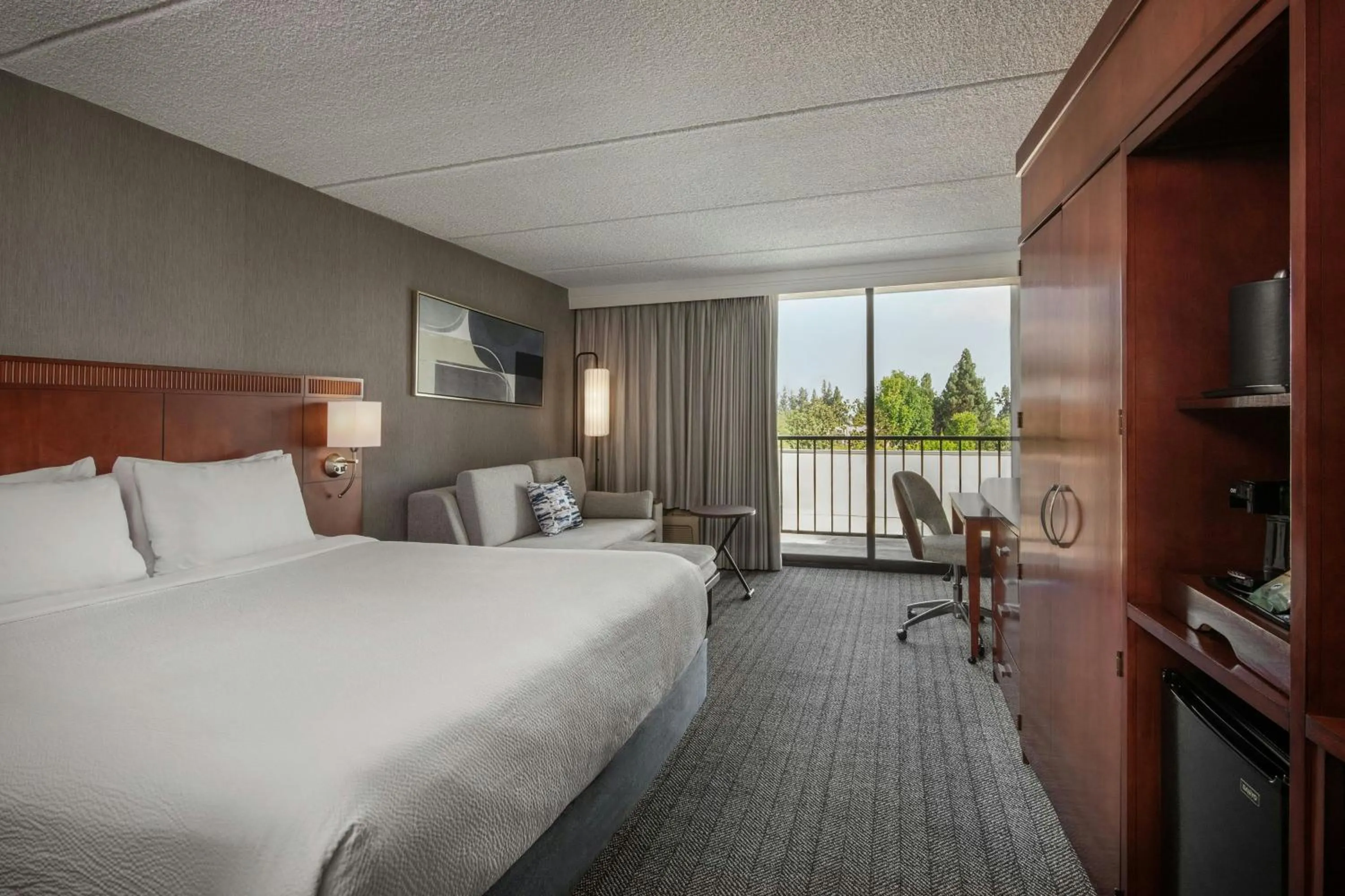 Photo of the whole room, Bed in Courtyard by Marriott Los Angeles Pasadena/Monrovia