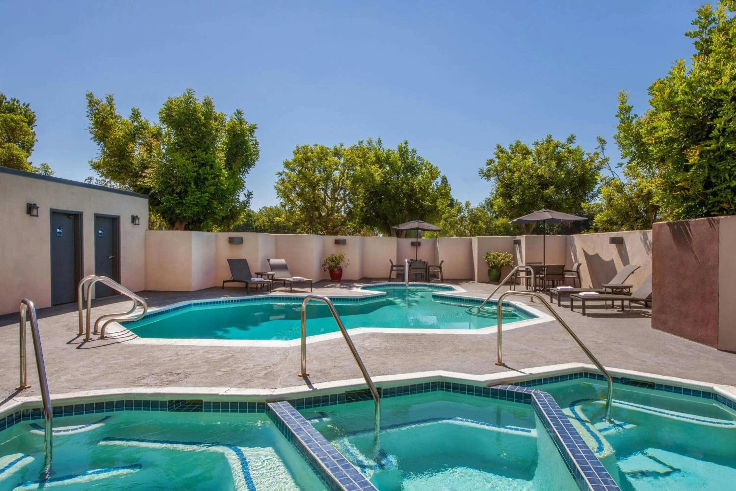 Swimming pool in Courtyard by Marriott Los Angeles Pasadena/Monrovia