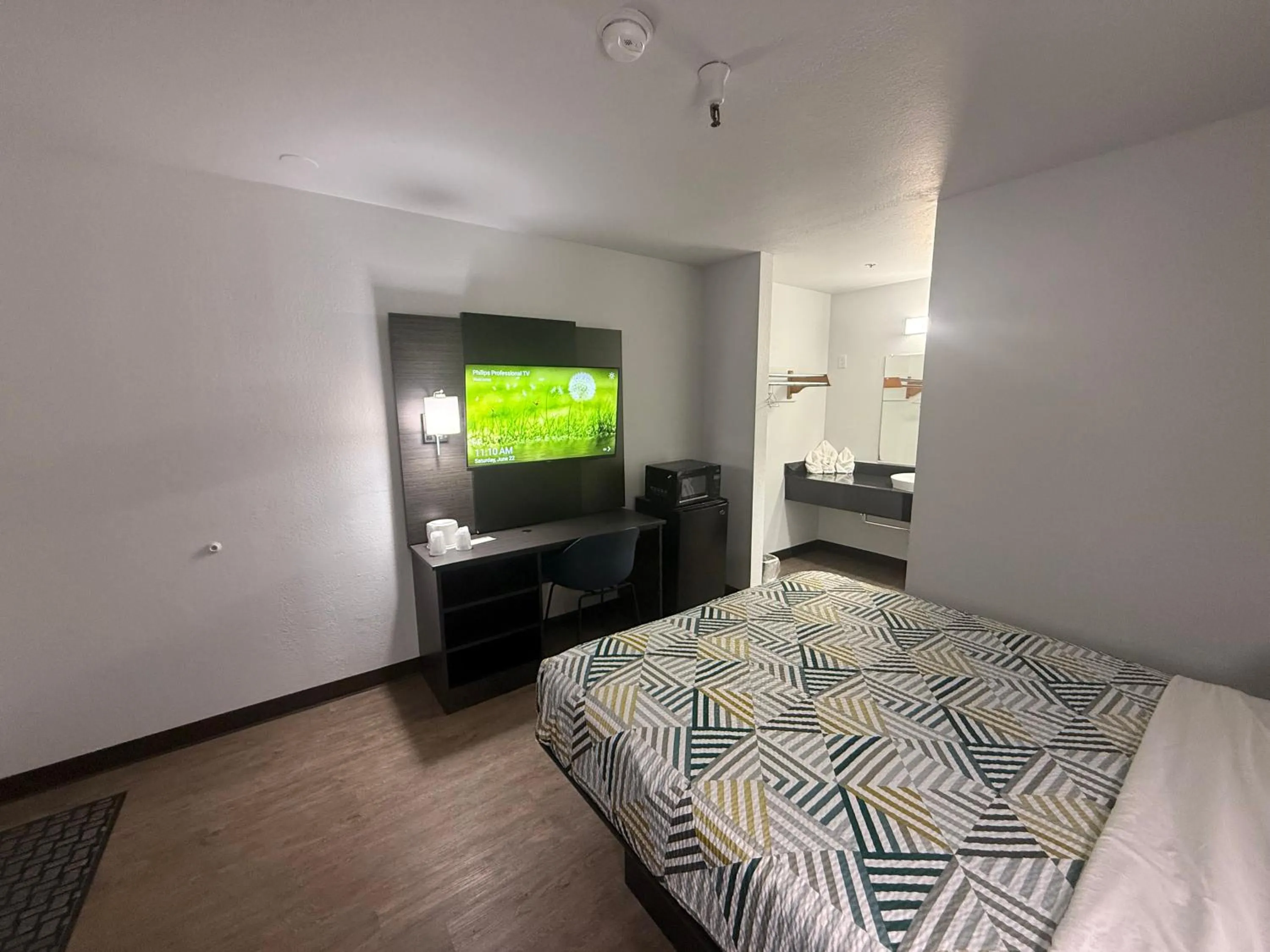 TV and multimedia, Bed in Motel 6-Des Moines, IA - North