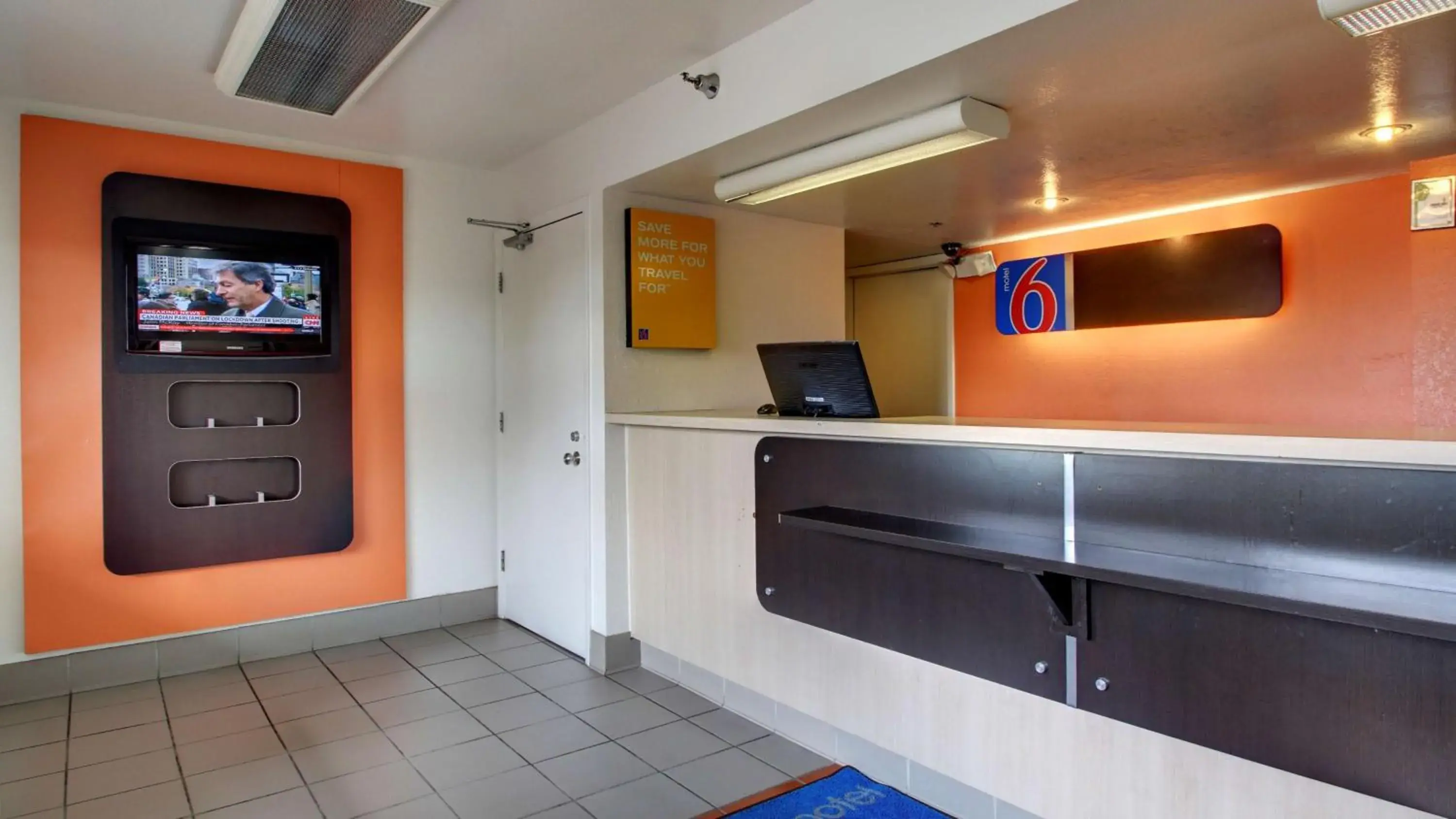 Communal lounge/ TV room, Lobby/Reception in Motel 6-Des Moines, IA - North