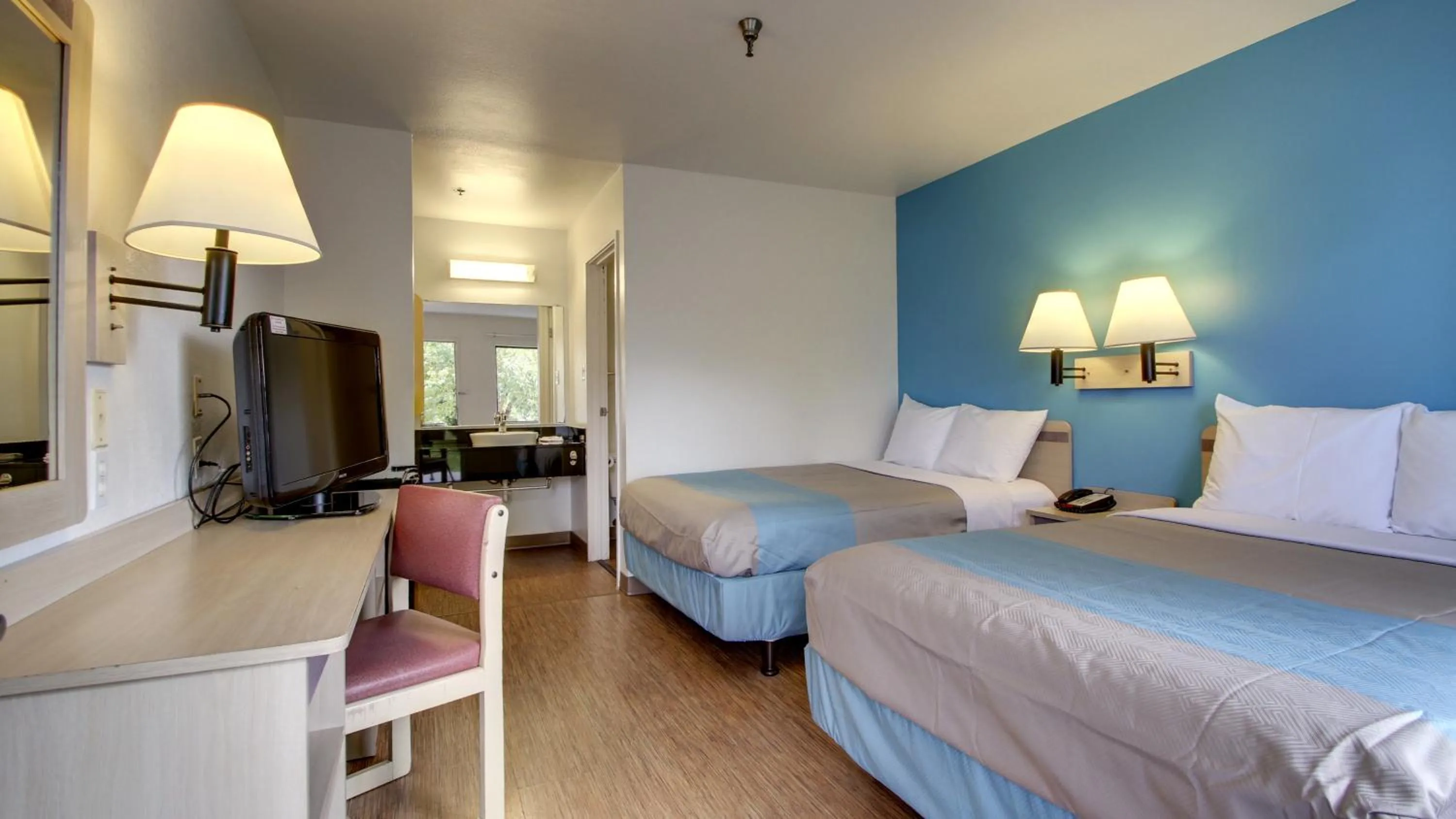 Bedroom, Bed in Motel 6-Des Moines, IA - North