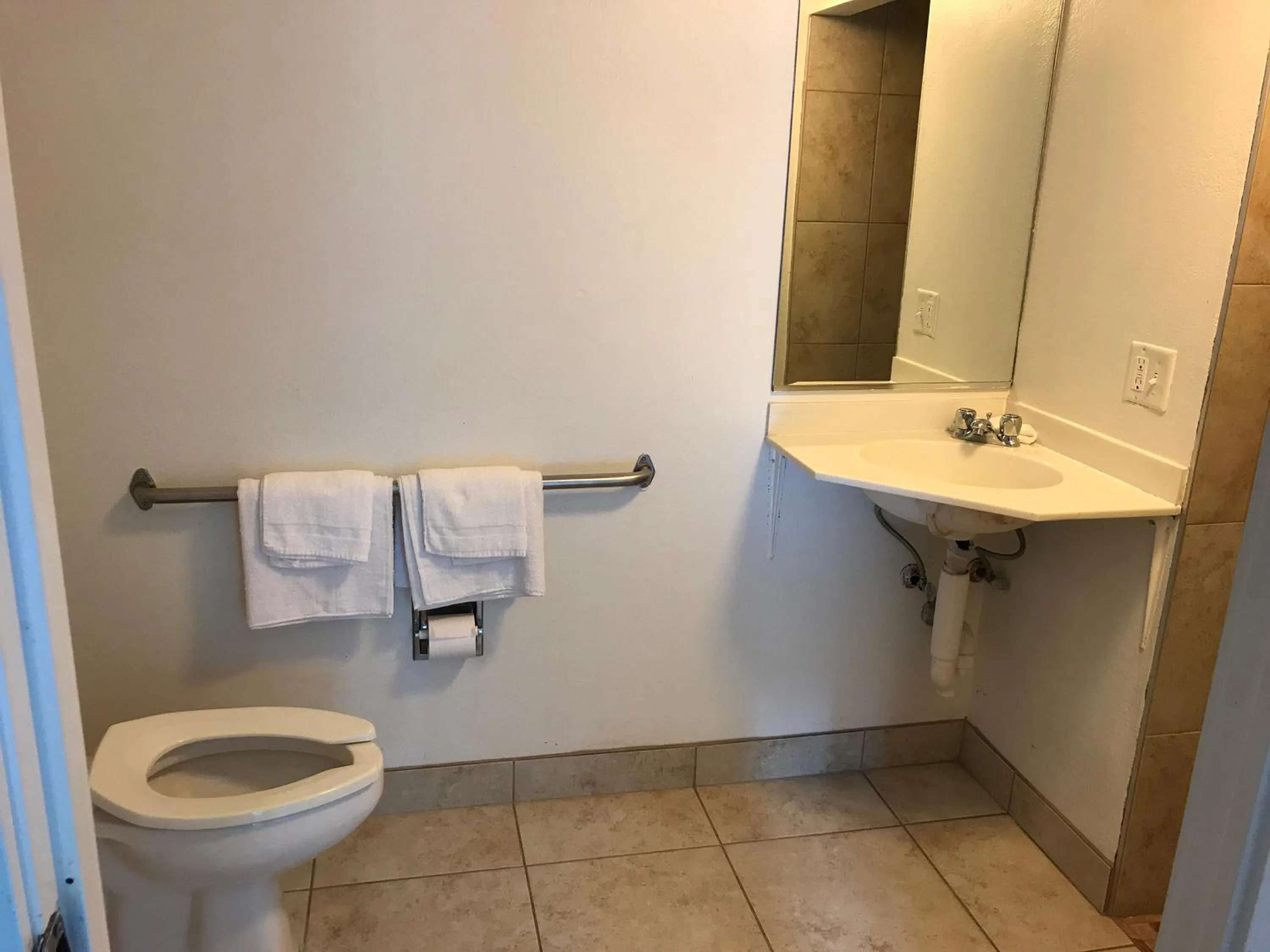 Bathroom in Motel 6-Des Moines, IA - North