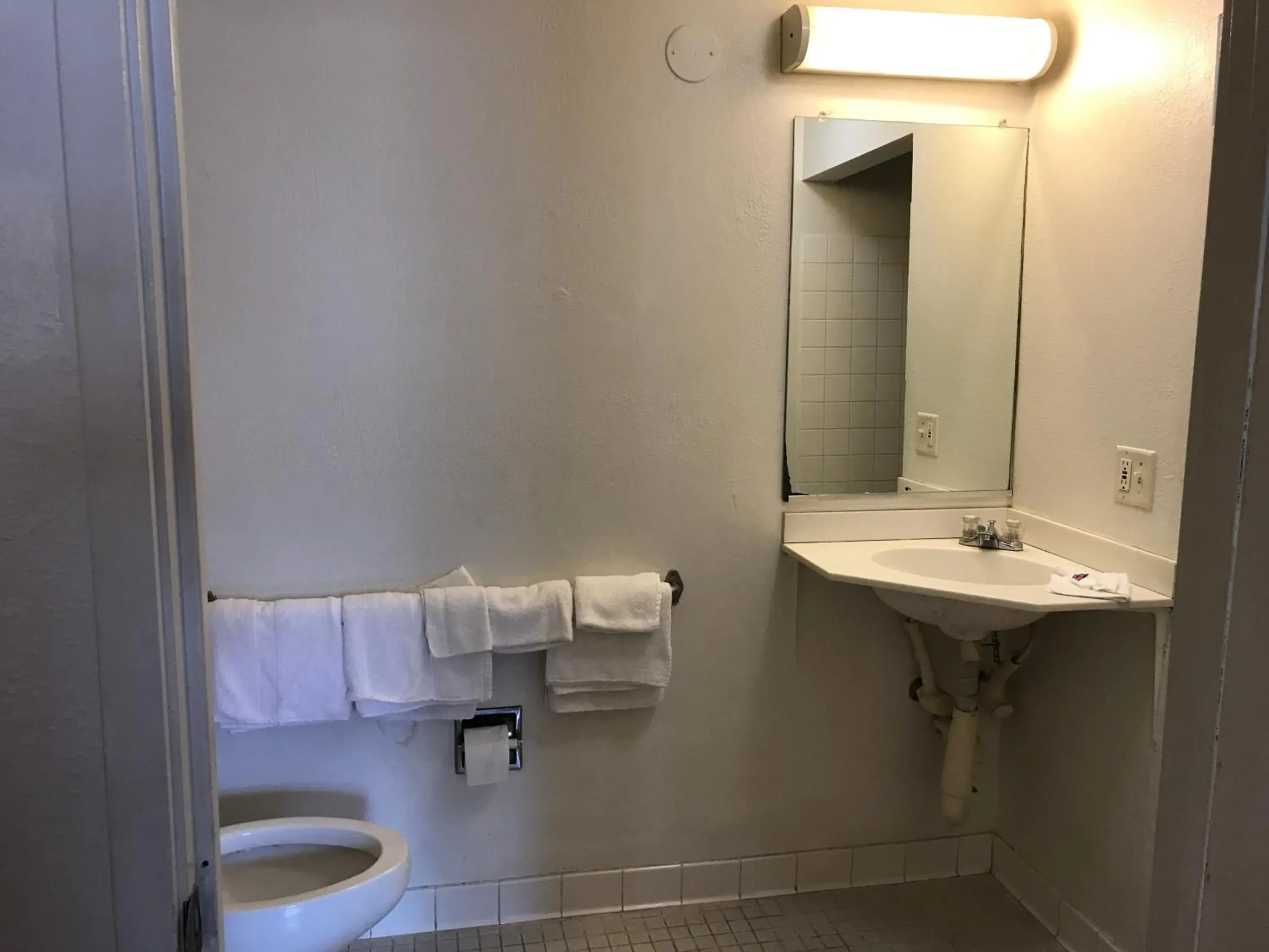 Bathroom in Motel 6-Des Moines, IA - North