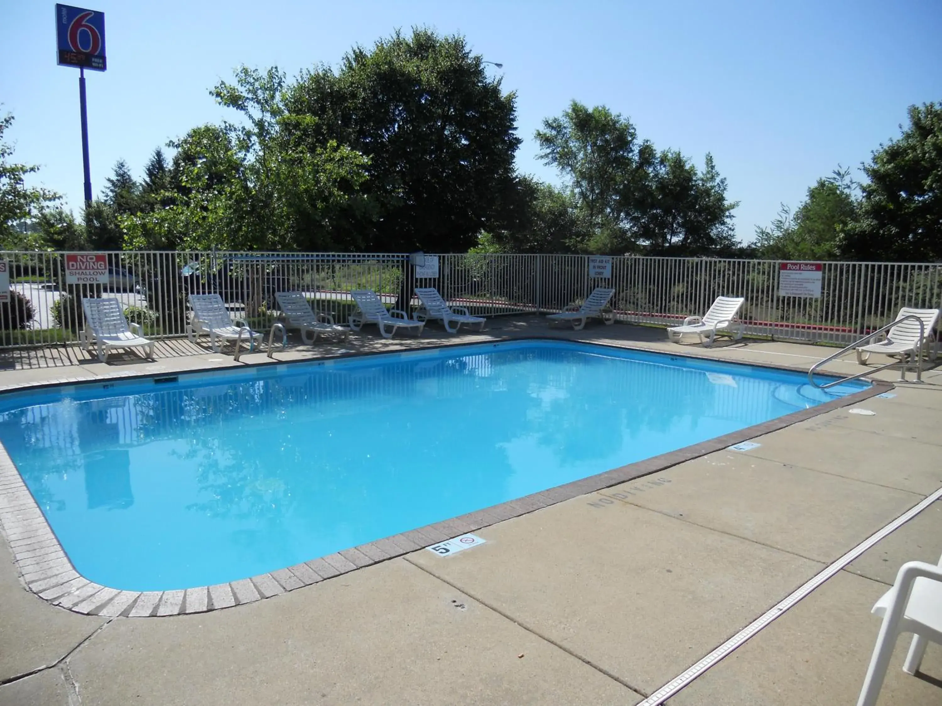 Swimming Pool in Motel 6-Des Moines, IA - North