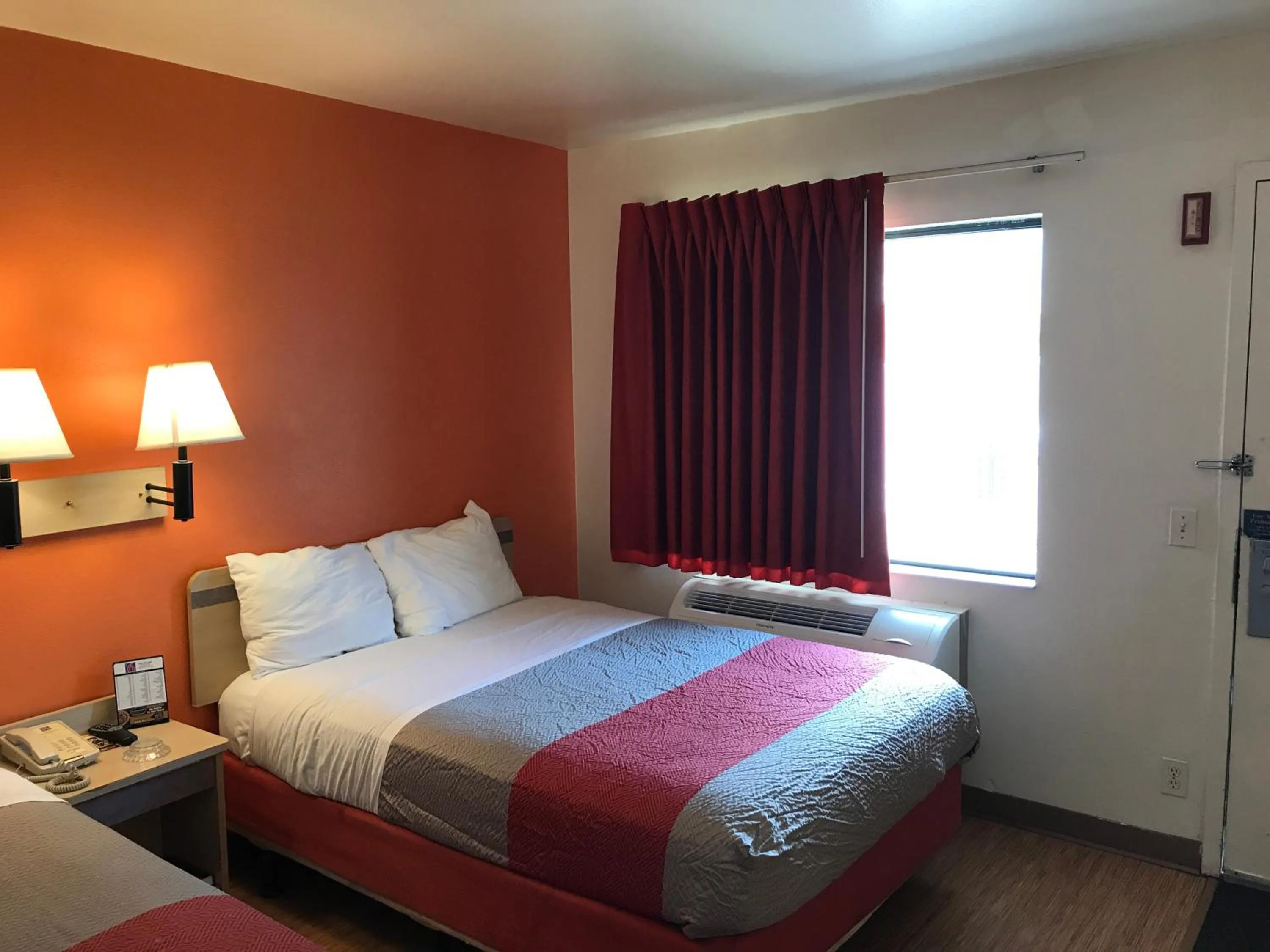 Bed in Motel 6-Des Moines, IA - North