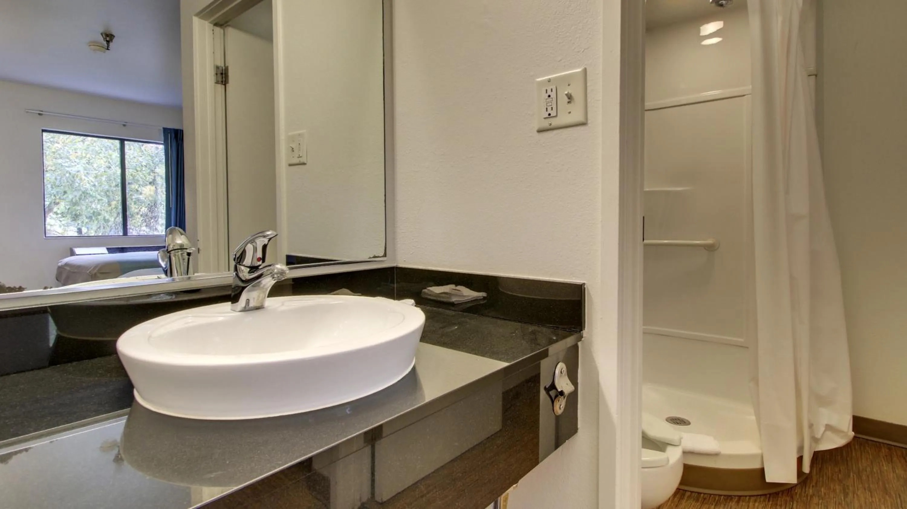 Bathroom in Motel 6-Des Moines, IA - North