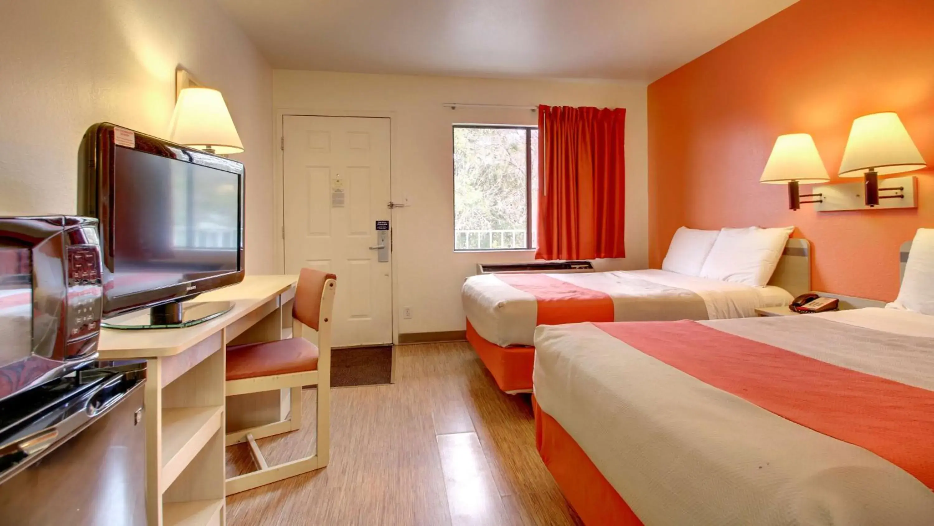 TV and multimedia, Bed in Motel 6-Des Moines, IA - North