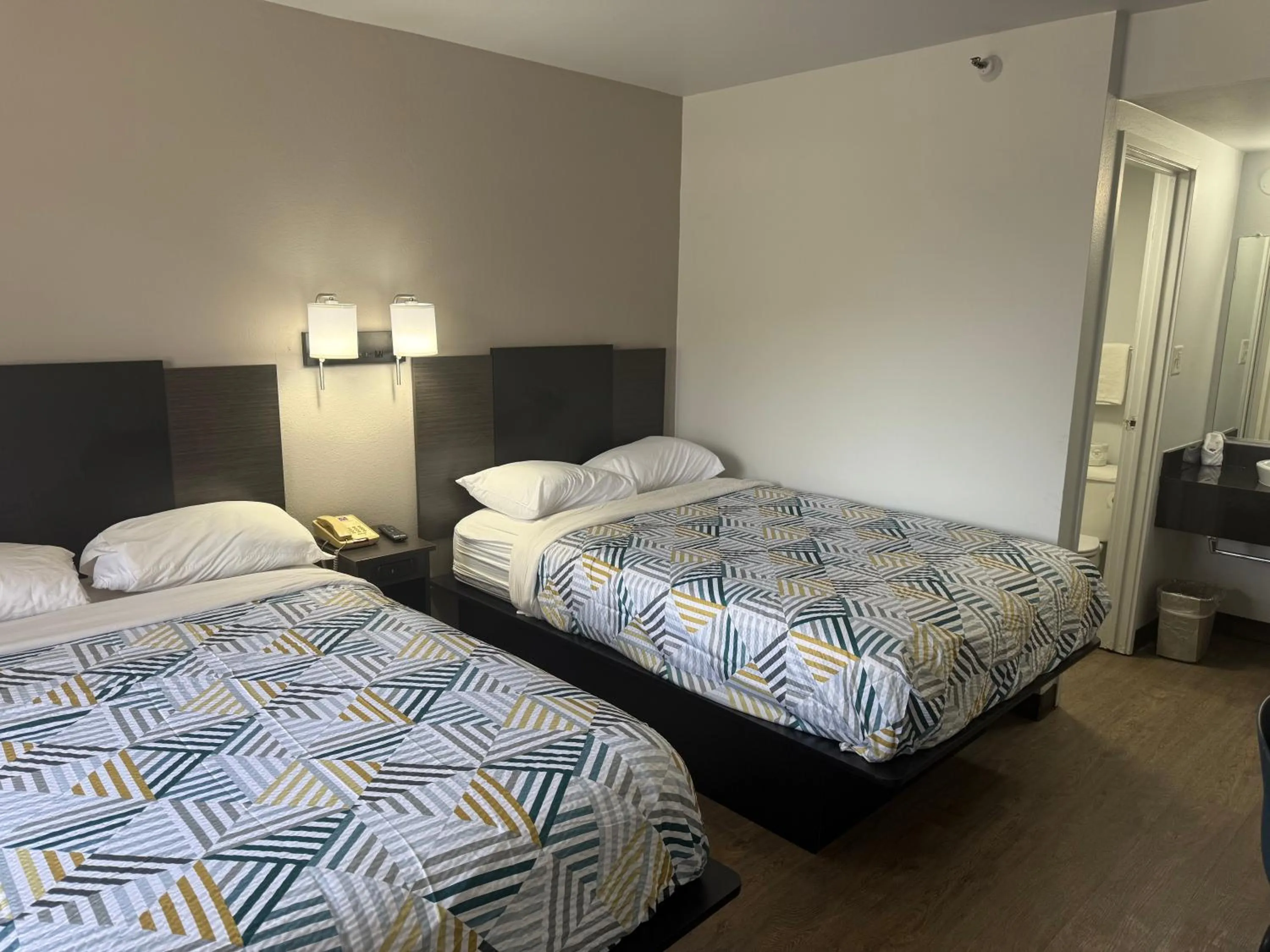 Bedroom, Bed in Motel 6-Des Moines, IA - North