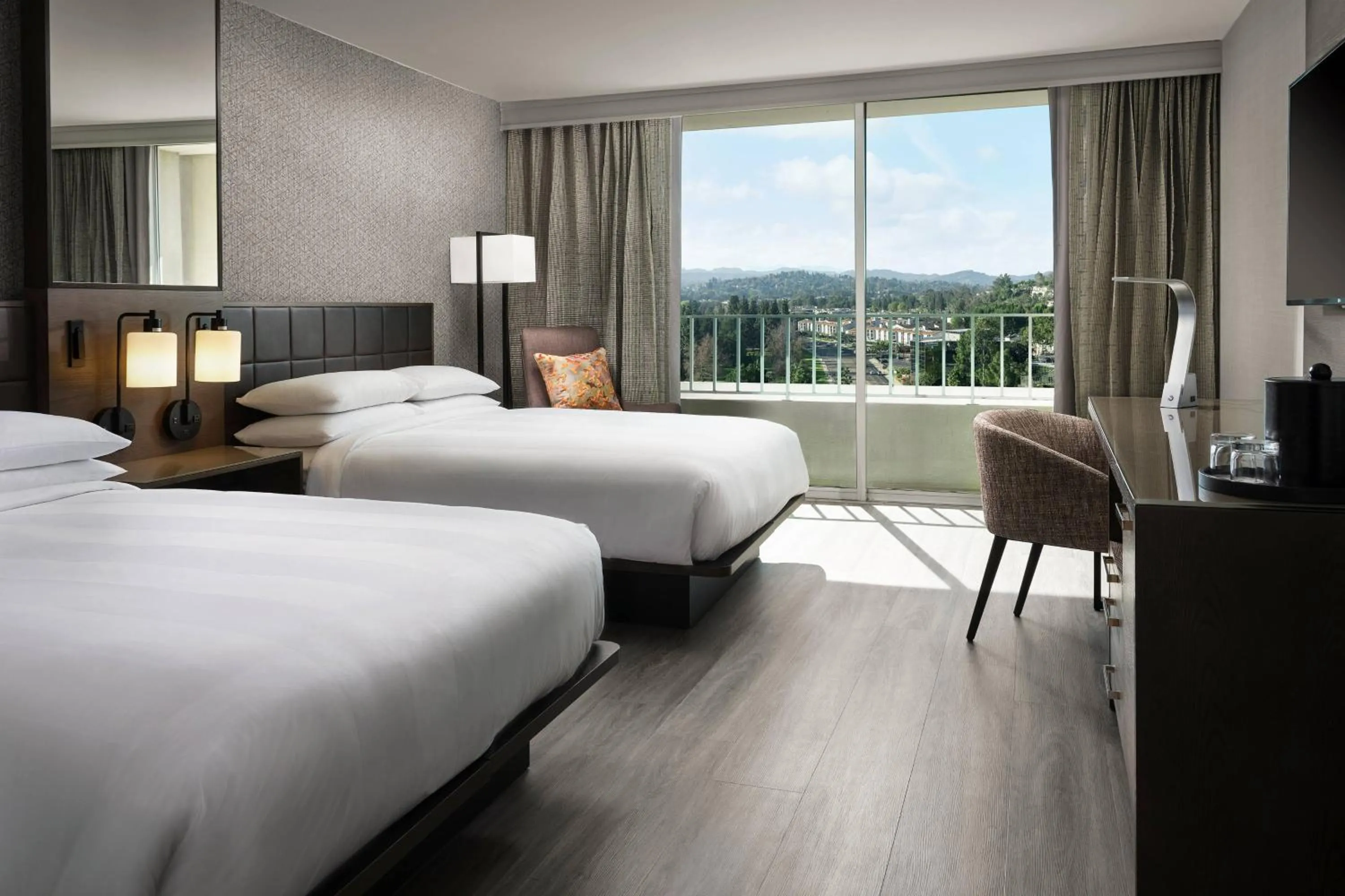 Photo of the whole room, Bed in Warner Center Marriott Woodland Hills