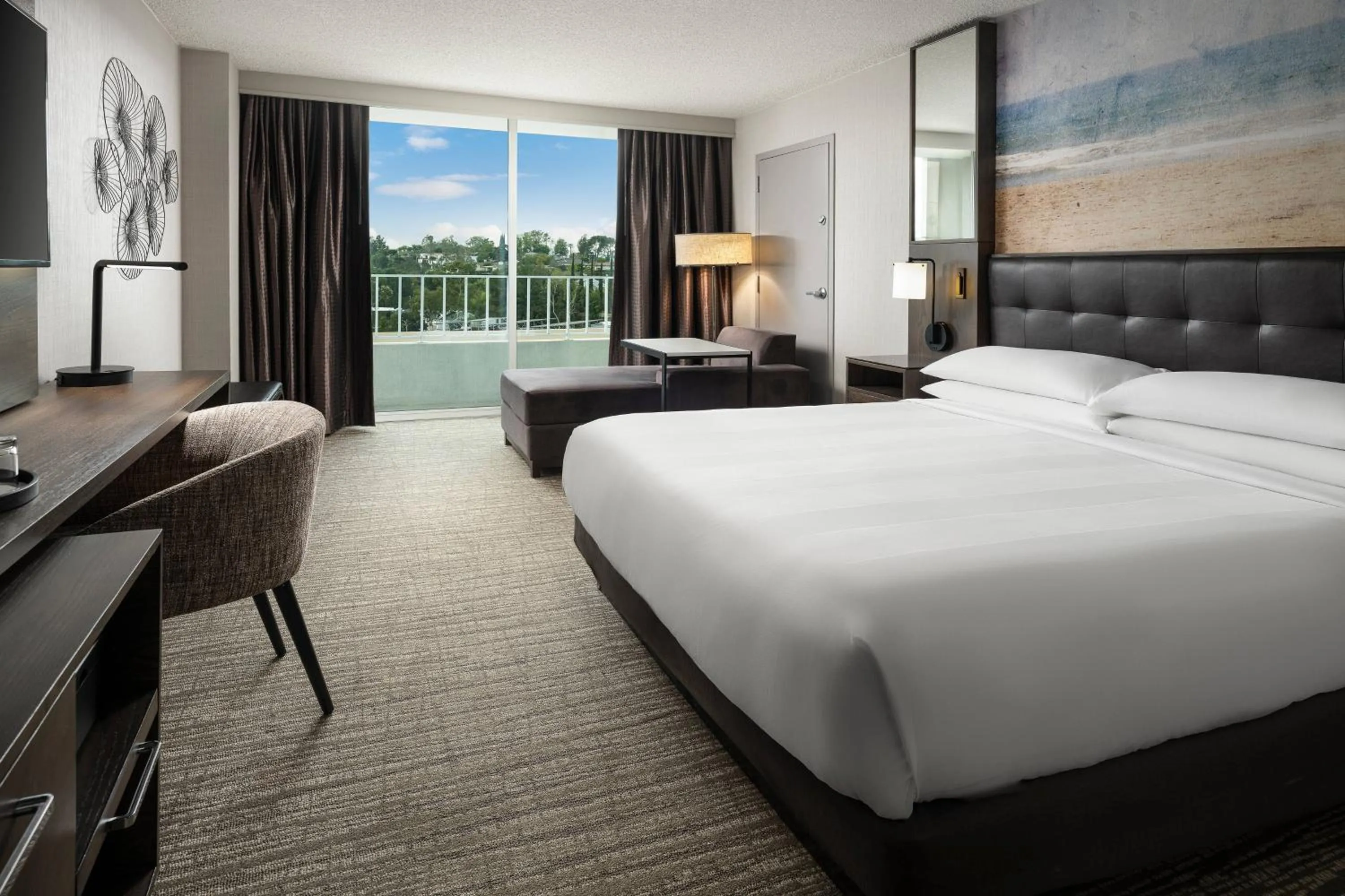 Lounge or bar, Bed in Warner Center Marriott Woodland Hills