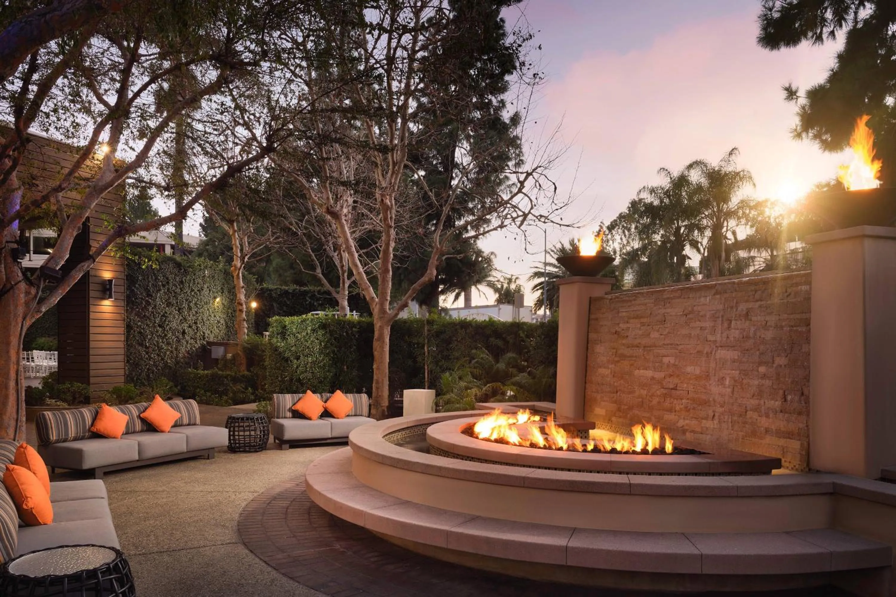 Restaurant/places to eat in Warner Center Marriott Woodland Hills